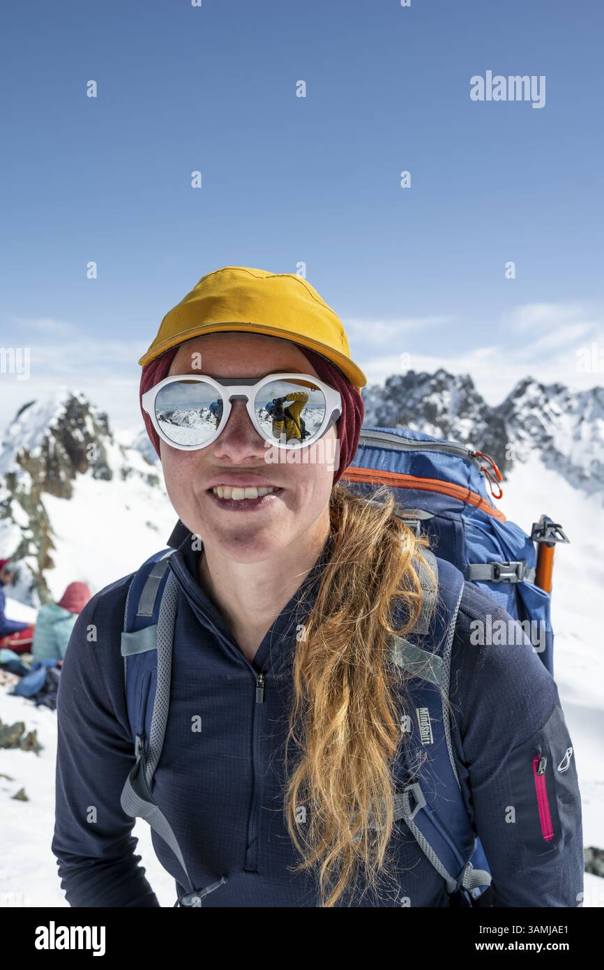 Porträt eines Skitourers im Winter, Graubünden, Schweiz, Europa Stockfoto