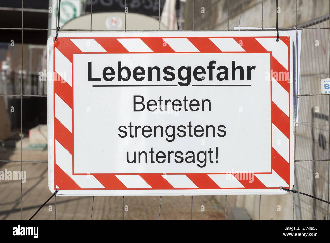 Schild Gefahr für Leben, Zutritt streng verboten auf Bauzaun, Deutschland, Europa Stockfoto