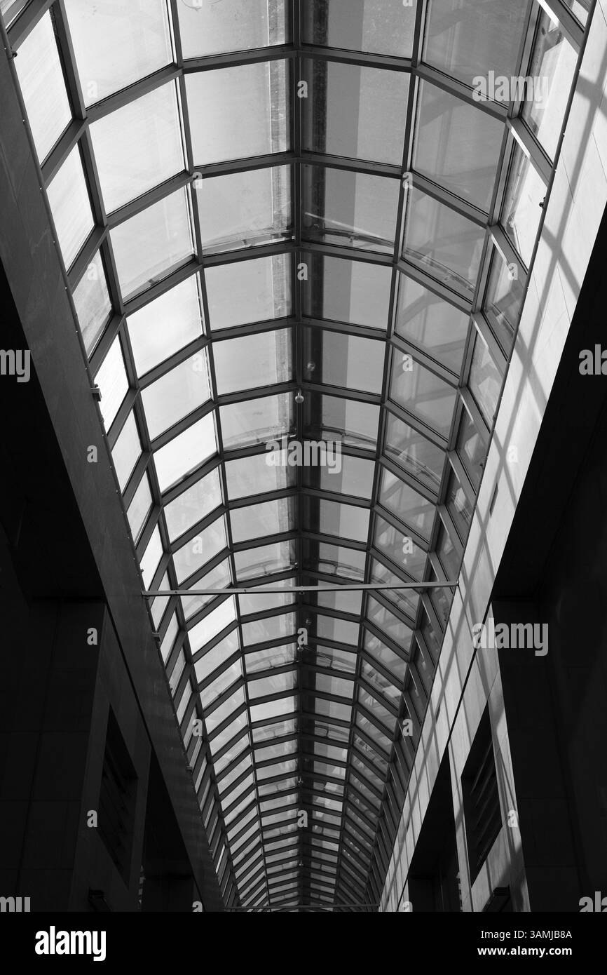 Einkaufsarkade im Stadtzentrum von Bonn, Schwatz-Weiss, Bonn, Deutschland, Europa Stockfoto