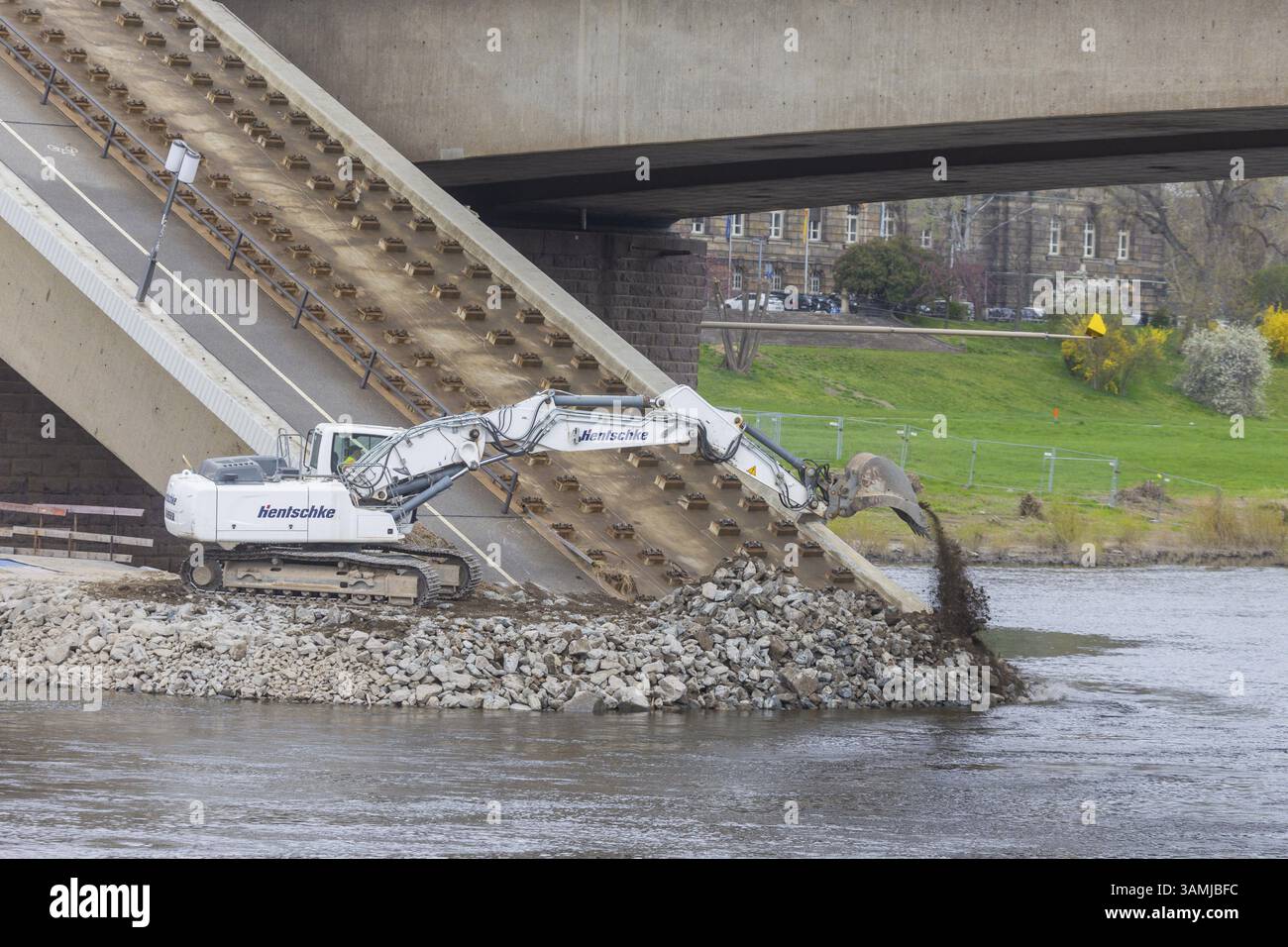 Nach dem teilweisen Einsturz der Carola-Brücke werden Abbrucharbeiten vorbereitet. Die Baustraße am Neustaedter Ufer wird weiter i geführt Stockfoto