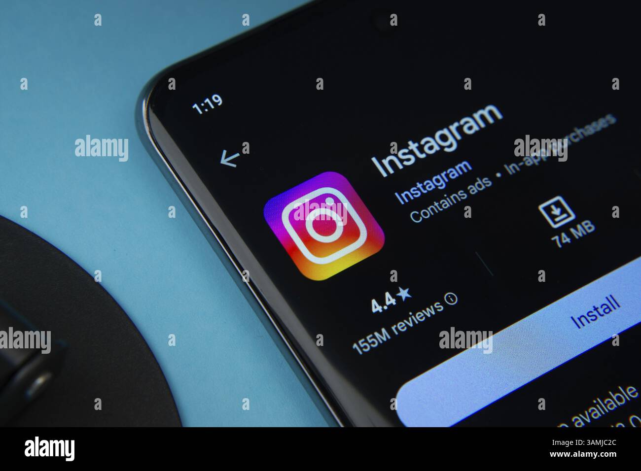 Dhaka, Bangladesch- 17. März 2025: Die instagram-App von Google Playstore wird auf einem Smartphone-Bildschirm angezeigt Stockfoto