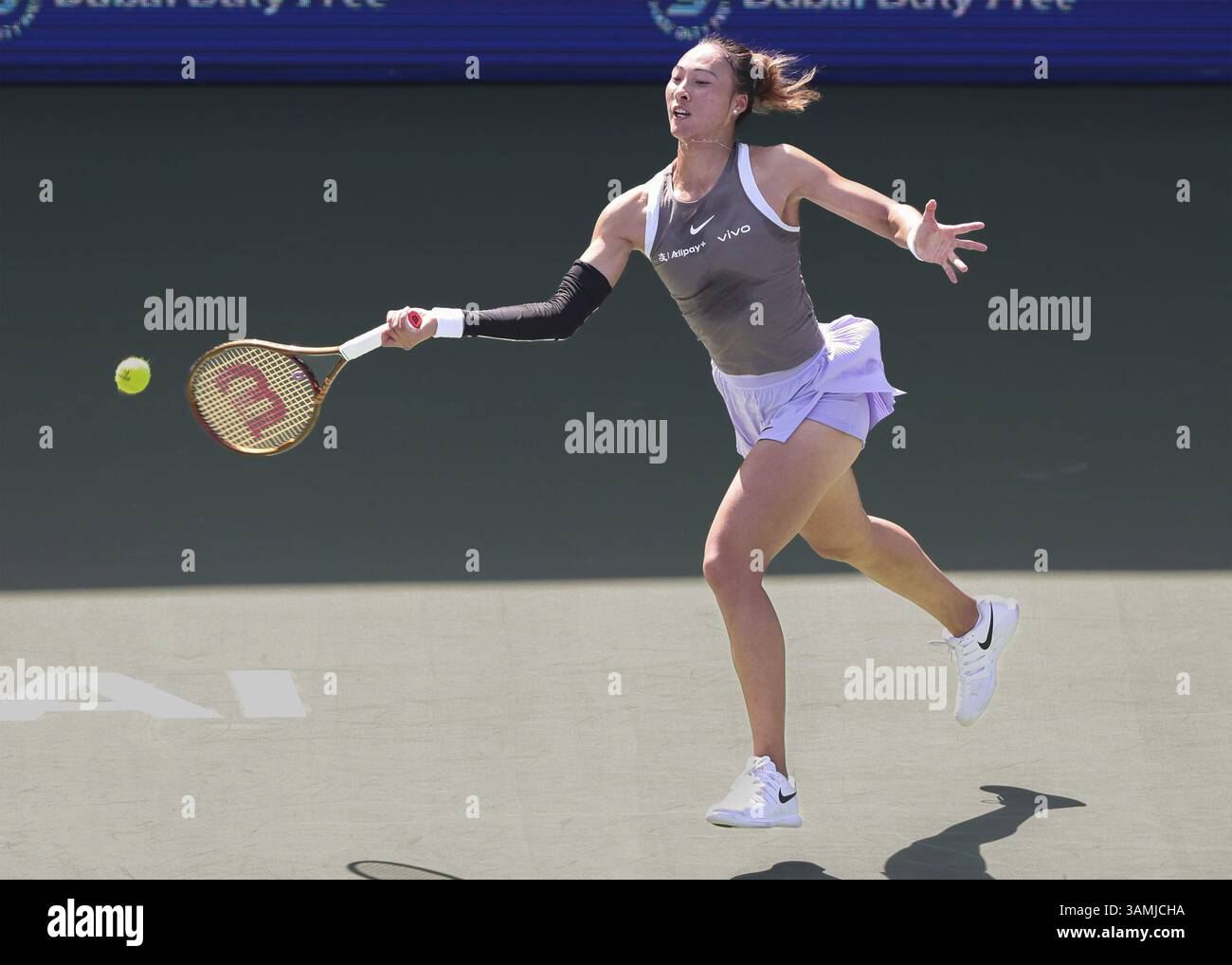 Qinwen Zheng (CHN), Dubai Duty Free Tennis Championships, Dubai, U.A.E. Tennis - Dubai Tennis Championships 2025 - Dubai - WTA 1000 - Dubai Duty Free Stockfoto