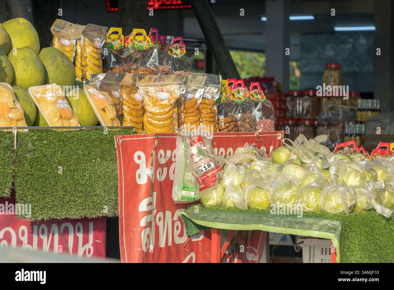 THAILAND, 17. März 2024, Street Shop bietet frisches Obst Stockfoto
