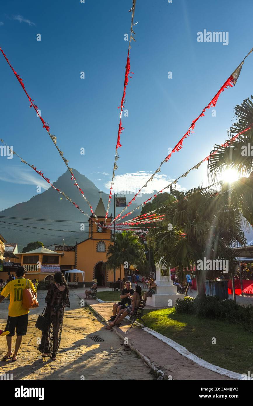 Festliche Fahnen und tropisches Licht auf dem Vila do Abraão-Platz - Ilha Grande, Brasilien Stockfoto
