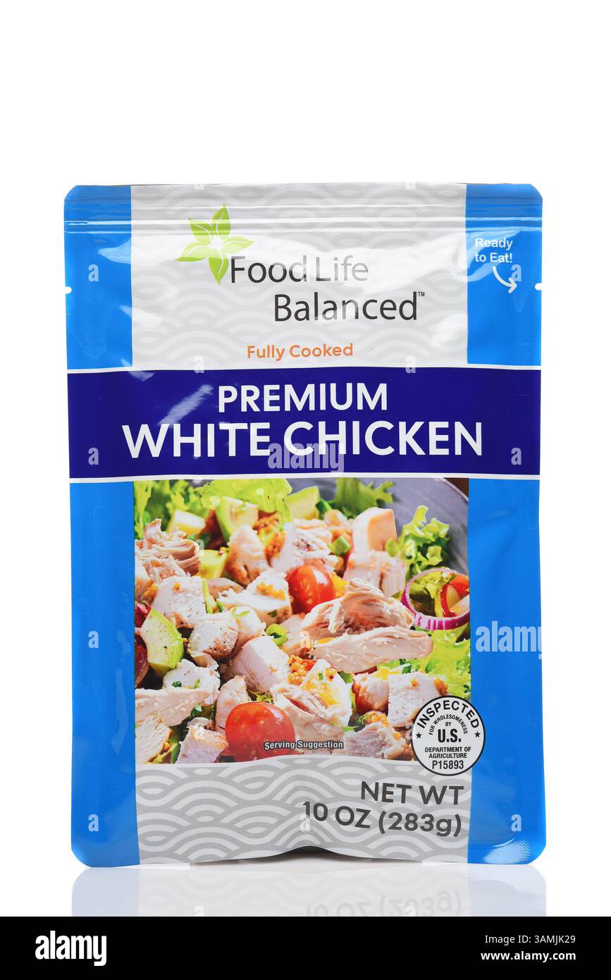 IRVINE, KALIFORNIEN - 10. April 2025: Ein Paket mit Food Life Balaanced Premium White Chicken, vollständig gekocht. Stockfoto