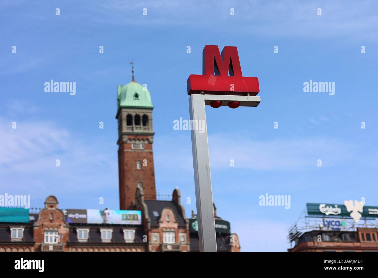 Schild der Kopenhagener U-Bahn auf dem Rathausplatz (Rådhuspladsen) Stockfoto