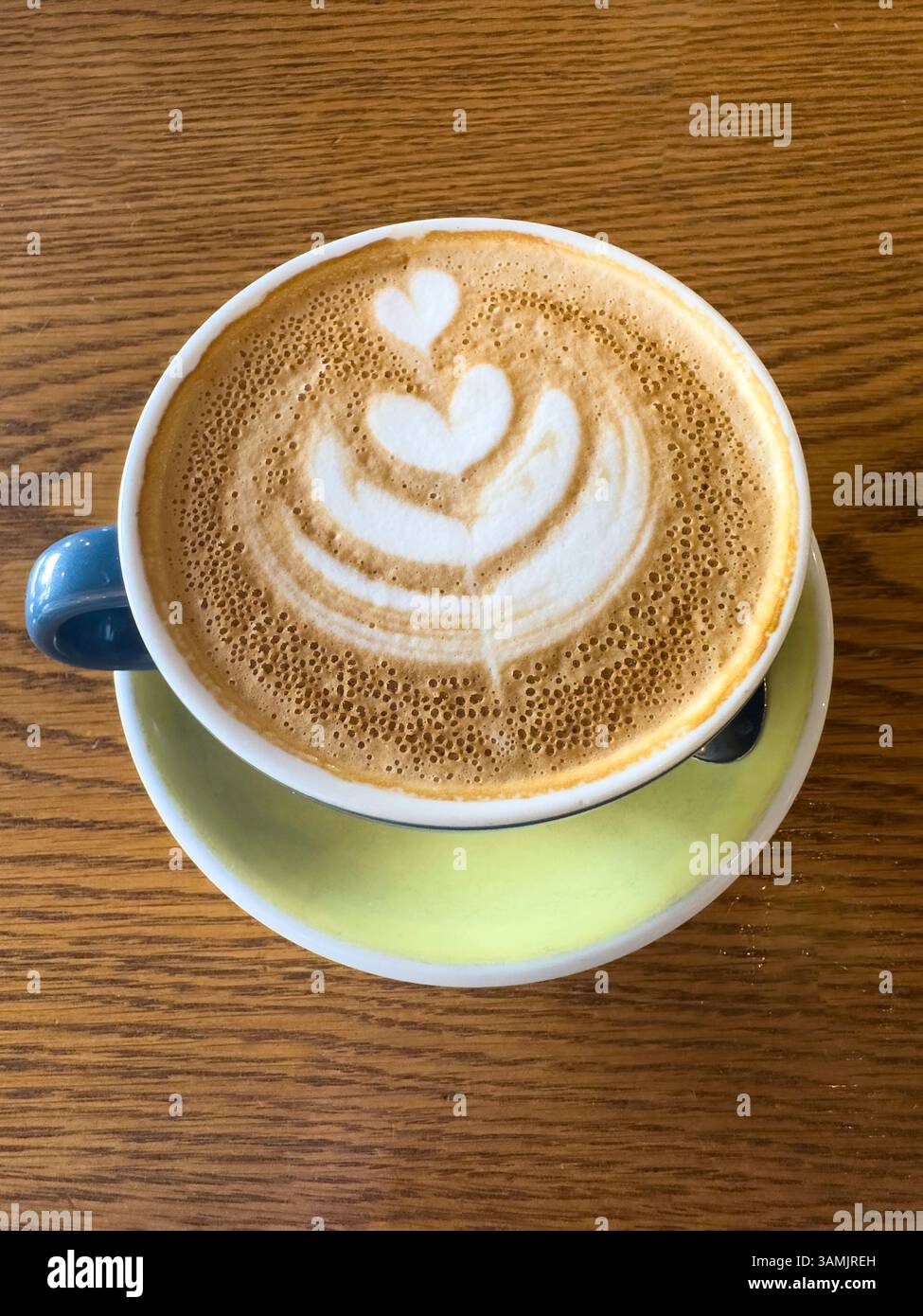 Flacher weißer Kaffee im Café, Cashmere, Christchurch (Ōtautahi), Region Canterbury, Neuseeland Stockfoto