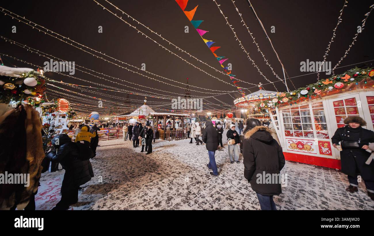 Leute, die den weihnachtsmarkt am Roten Platz in Moskau genießen Stockfoto
