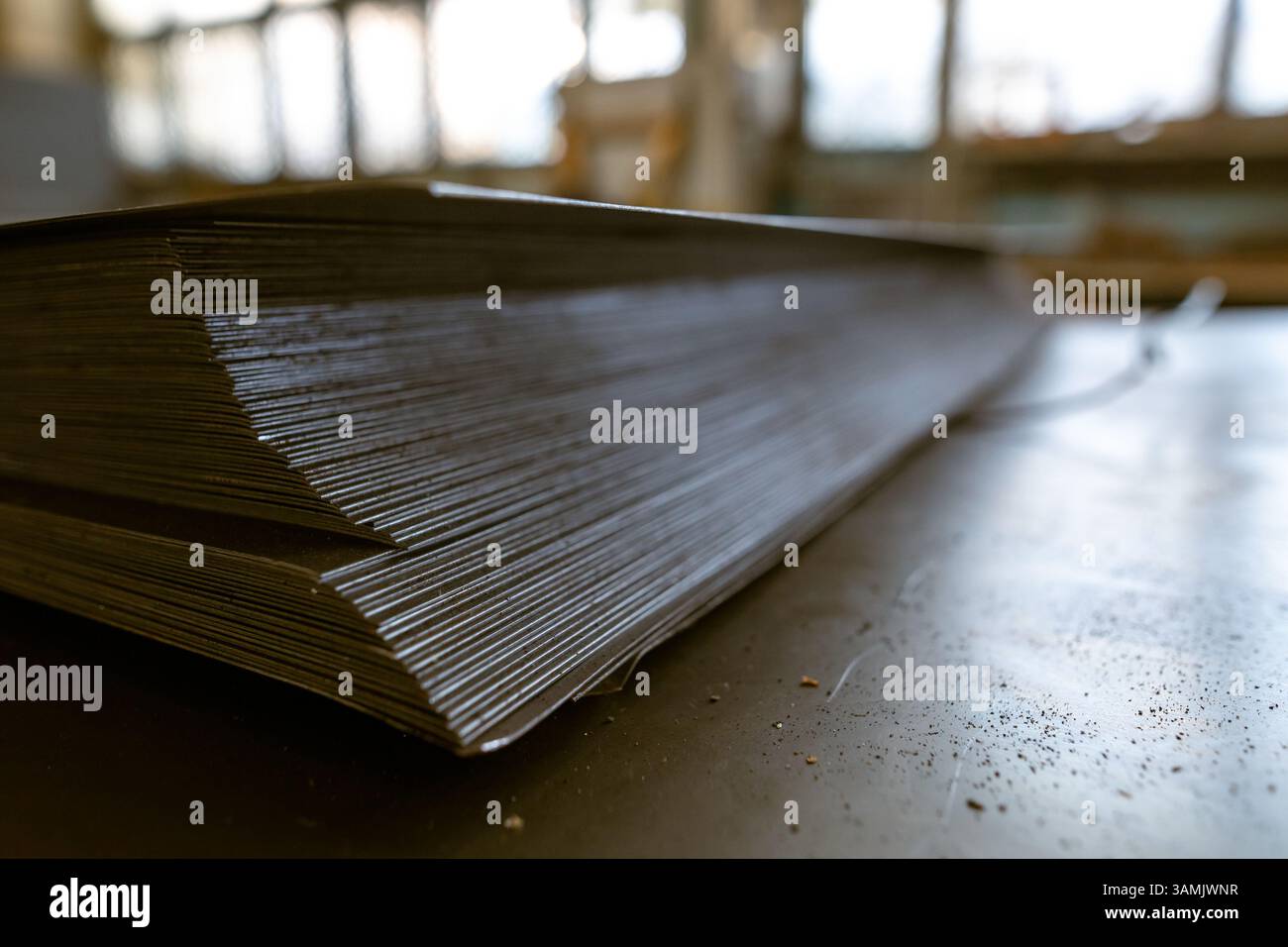 Ein Stapel verzinkter dünner warmgewalzter Stahlbleche in einem Lagerhaus Stockfoto