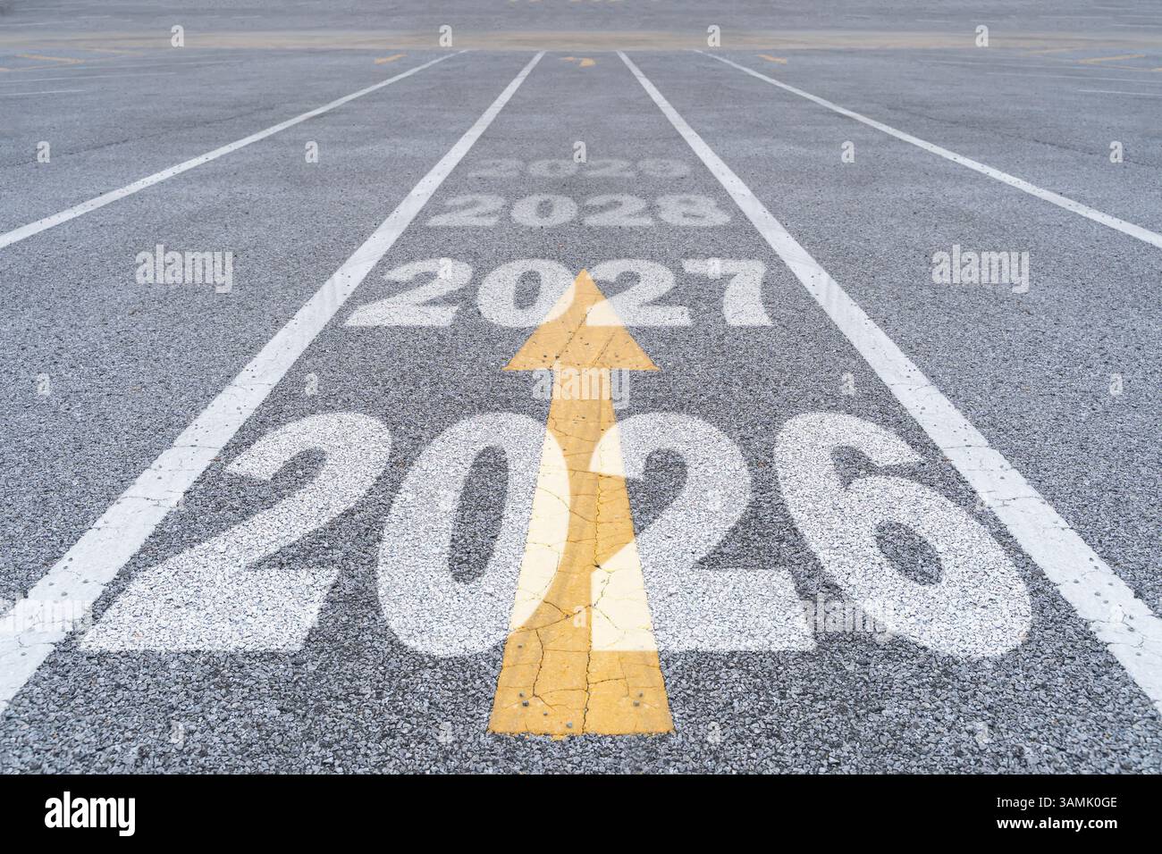 Neujahr 2025 oder einfaches Konzept. Text 2026, 2027, 2028, 2029 geschrieben auf der Straße in der Mitte der Asphaltstraße mit bei Sonnenuntergang. Konzept von PL Stockfoto