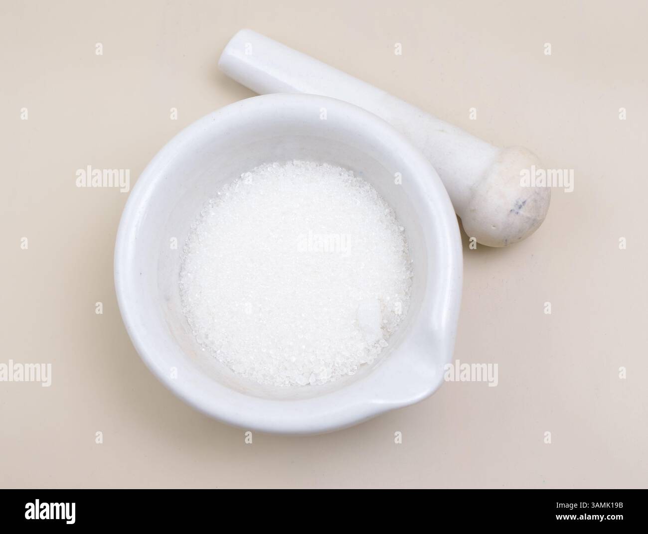 Zitronensäure ist eine organische Verbindung mit der Formel C6H8O7 Stockfoto