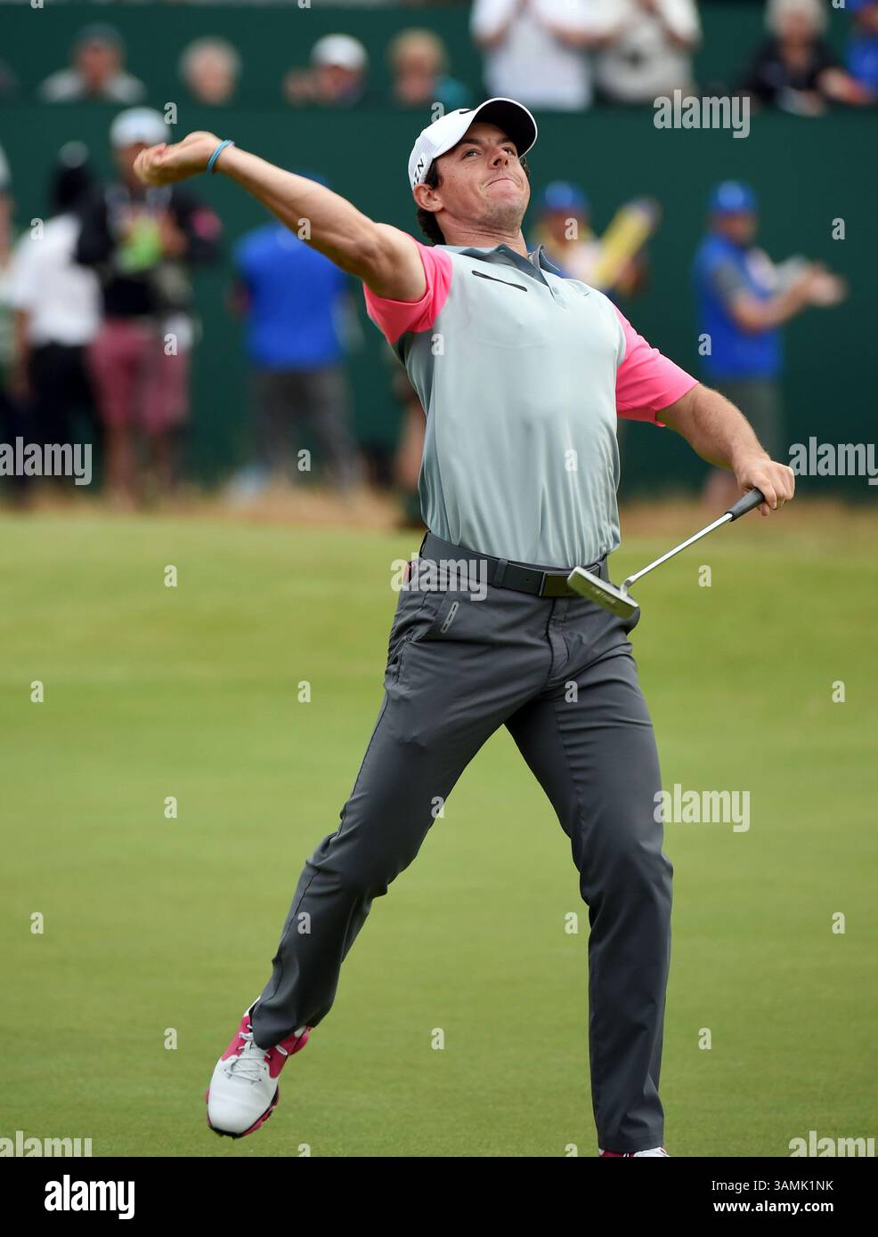 Juli 2014; Wirral, Merseyside, GBR; Rory McIlroy wirft seinen Ball auf dem 18. Green in die Menge, nachdem er die 143. Open Championship im Royal Liverpool Golf Club gewonnen hat. Stockfoto