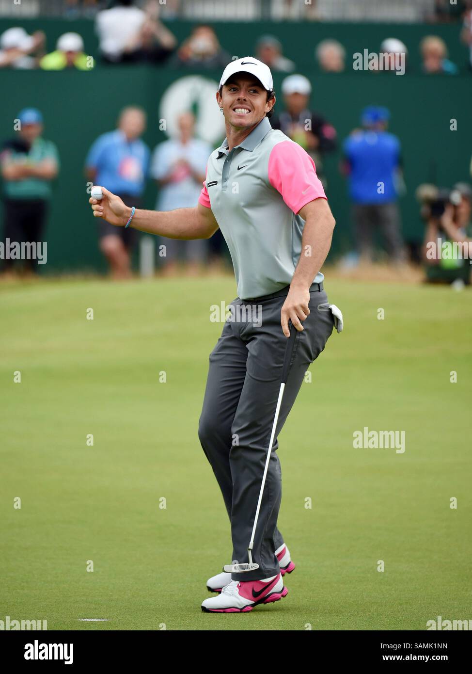 Juli 2014; Wirral, Merseyside, GBR; Rory McIlroy wirft seinen Ball auf dem 18. Green in die Menge, nachdem er die 143. Open Championship im Royal Liverpool Golf Club gewonnen hat. Stockfoto