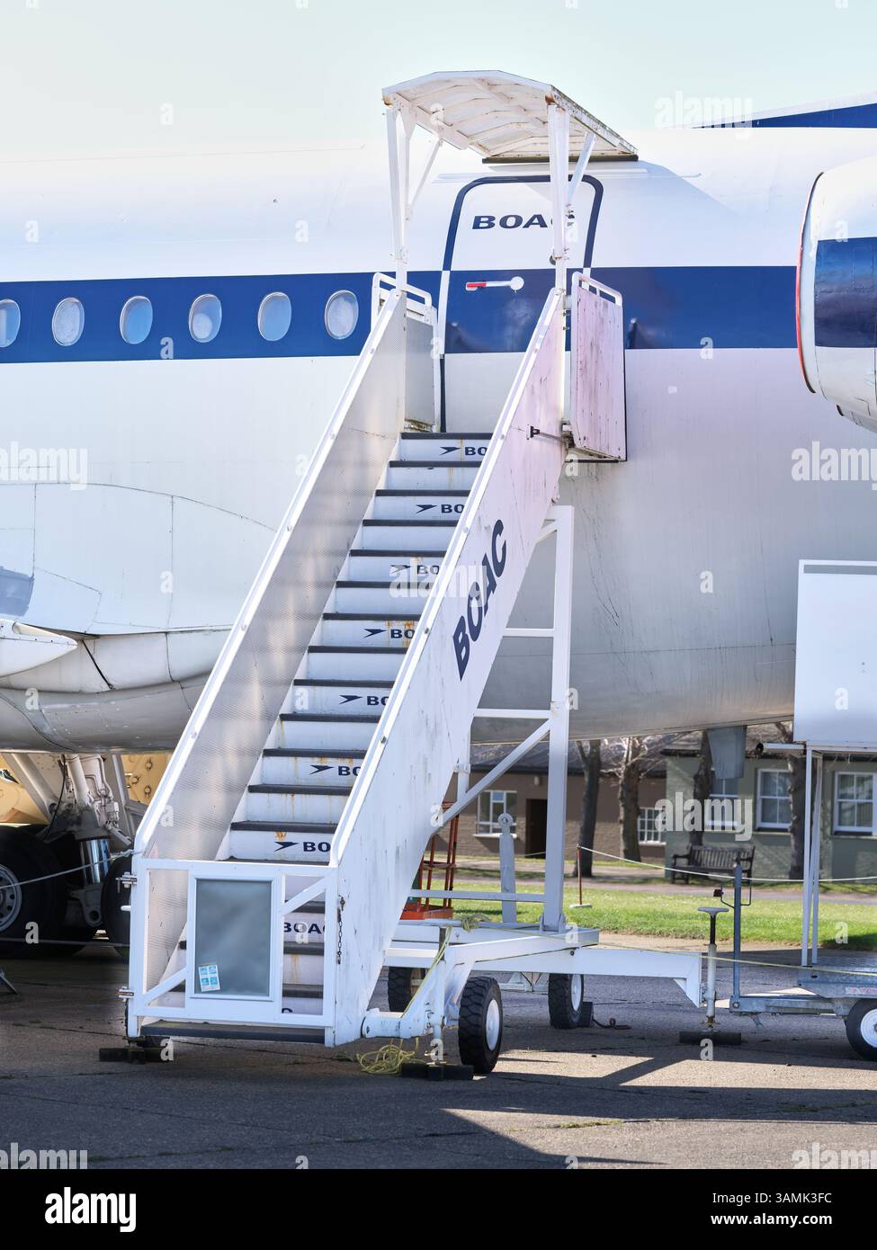 BOAC-Bordleiter zur Vickers Super VC10 Typ 1151 im british Imperial war Museum, Duxford Airfield, England. Stockfoto