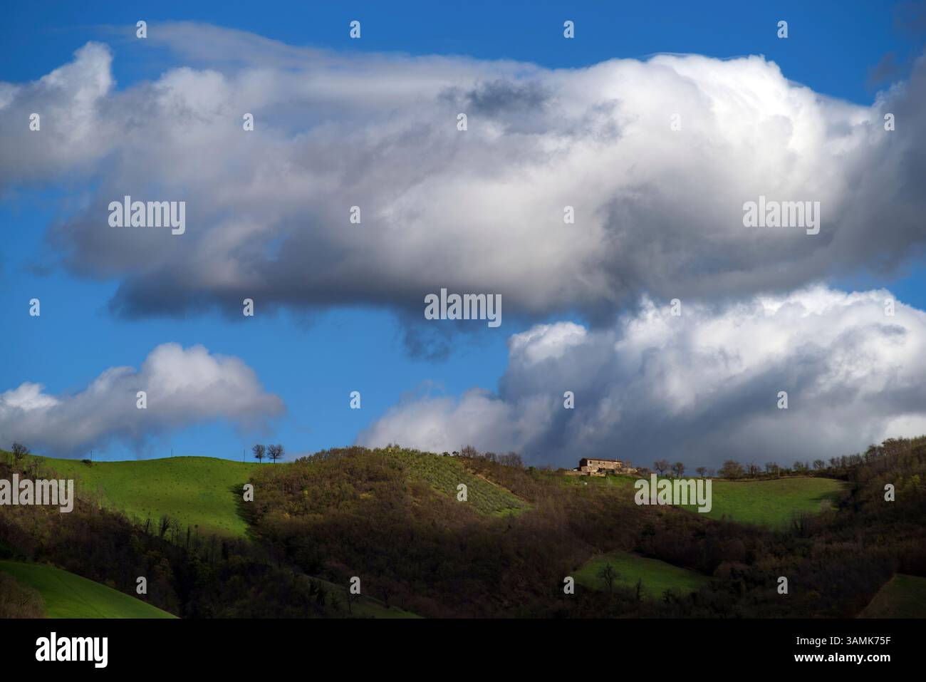 Panorama delle Colline del Montefeltro in primavera Stockfoto