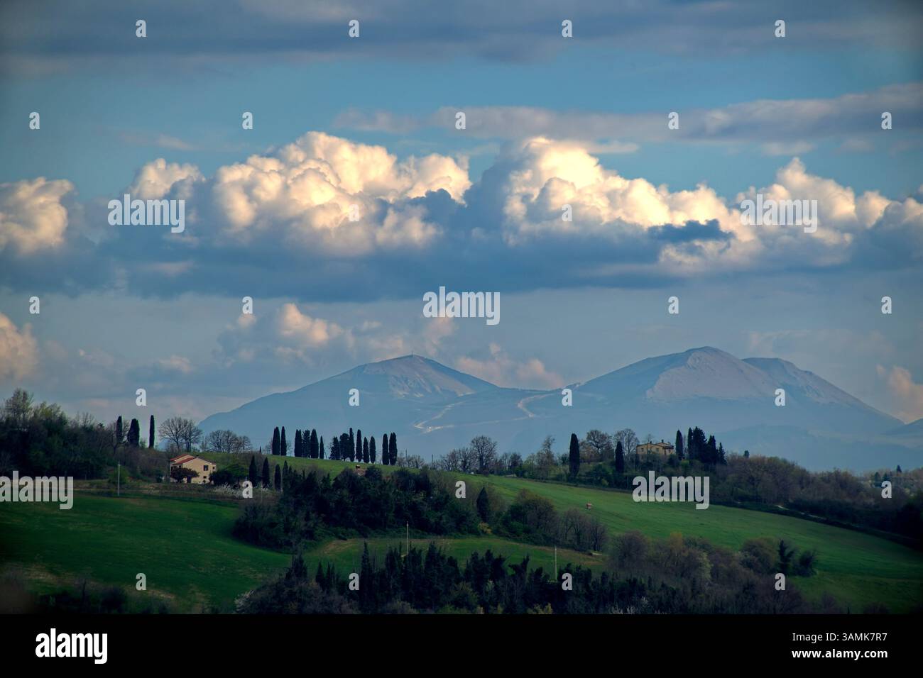 Panorama delle Colline del Montefeltro in primavera con gli Appennini sullo sfondo Stockfoto