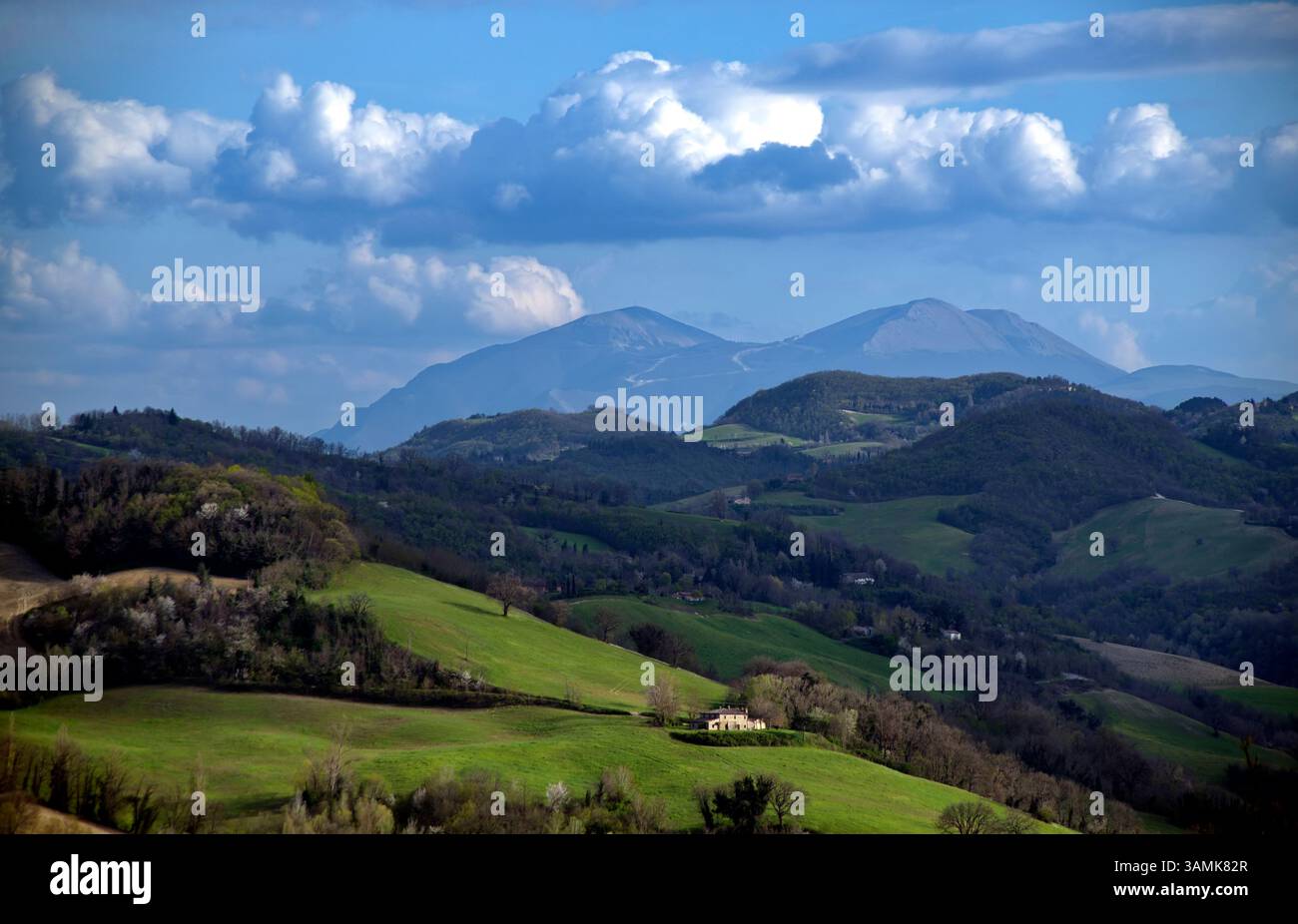 Panorama delle Colline del Montefeltro in primavera con gli Appennini sullo sfondo Stockfoto