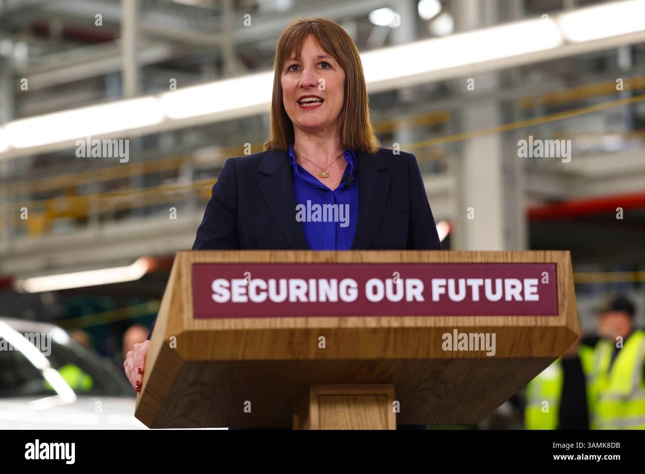 SOLIHULL, ENGLAND, Vereinigtes Königreich - 07. April 2025 - der britische Premierminister Keir Starmer und die Kanzlerin Rachel Reeves besuchen das Jaguar Land Rover Automobilwerk in Solihul Stockfoto
