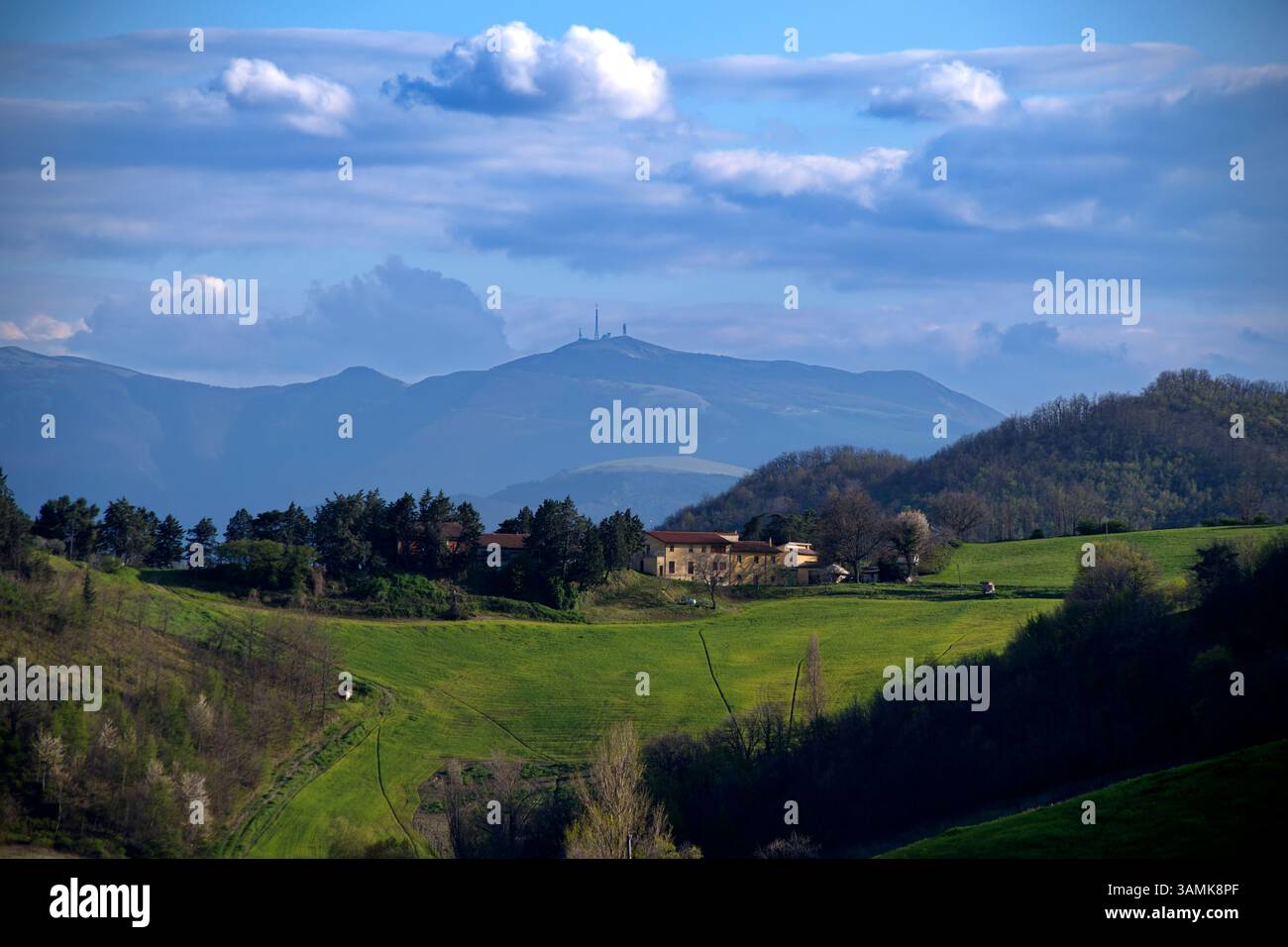 Panorama delle Colline del Montefeltro in primavera con gli Appennini sullo sfondo Stockfoto