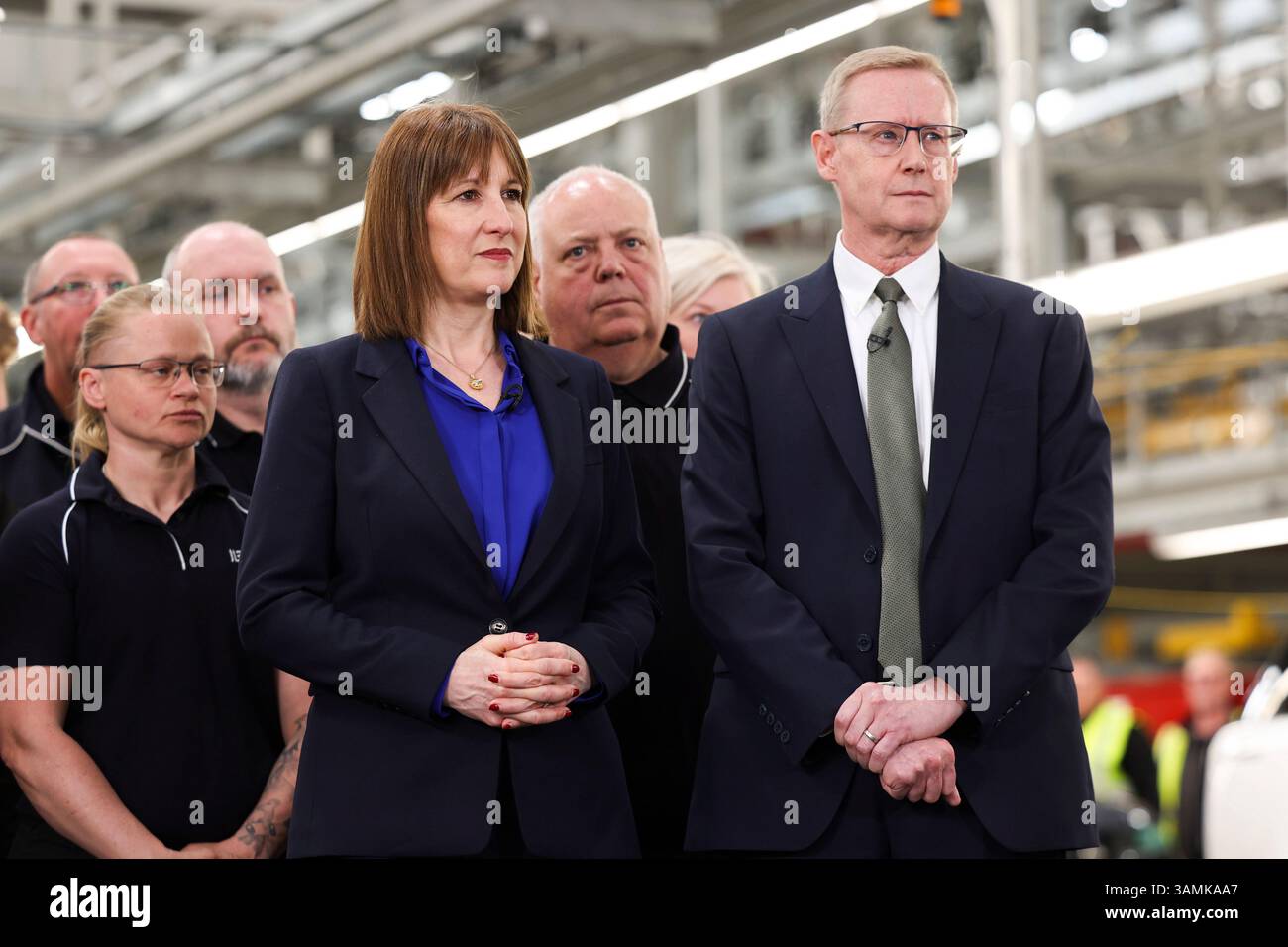 SOLIHULL, ENGLAND, Vereinigtes Königreich - 07. April 2025 - der britische Premierminister Keir Starmer und die Kanzlerin Rachel Reeves besuchen das Jaguar Land Rover Automobilwerk in Solihul Stockfoto