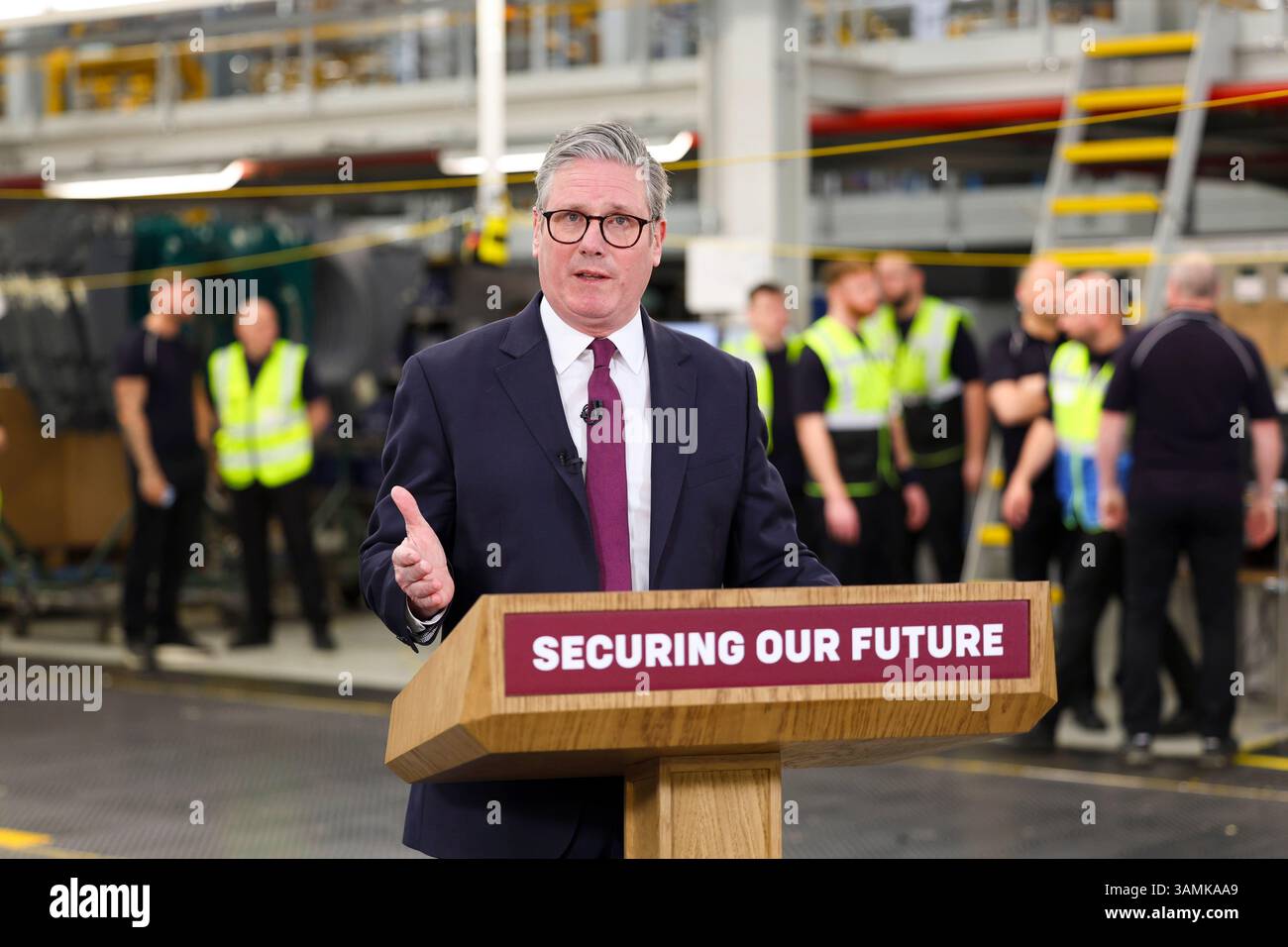 SOLIHULL, ENGLAND, Vereinigtes Königreich - 07. April 2025 - der britische Premierminister Keir Starmer und die Kanzlerin Rachel Reeves besuchen das Jaguar Land Rover Automobilwerk in Solihul Stockfoto