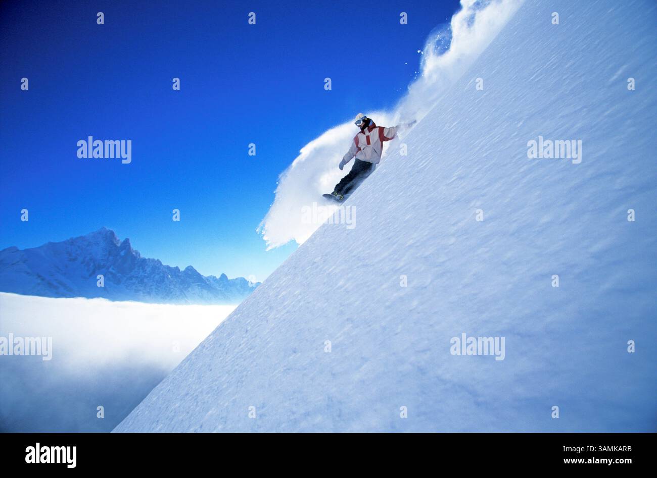 Ein junger Mann klettert einen steilen Hang in Chamonix, Frankreich. Stockfoto