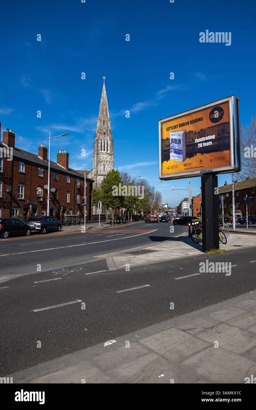 Guild Street, Dublin mit einem Bullboard, das ein Buch über Dublin (One dublin One Book), eine Kirche und Häuser im Hintergrund, 2025 Stockfoto