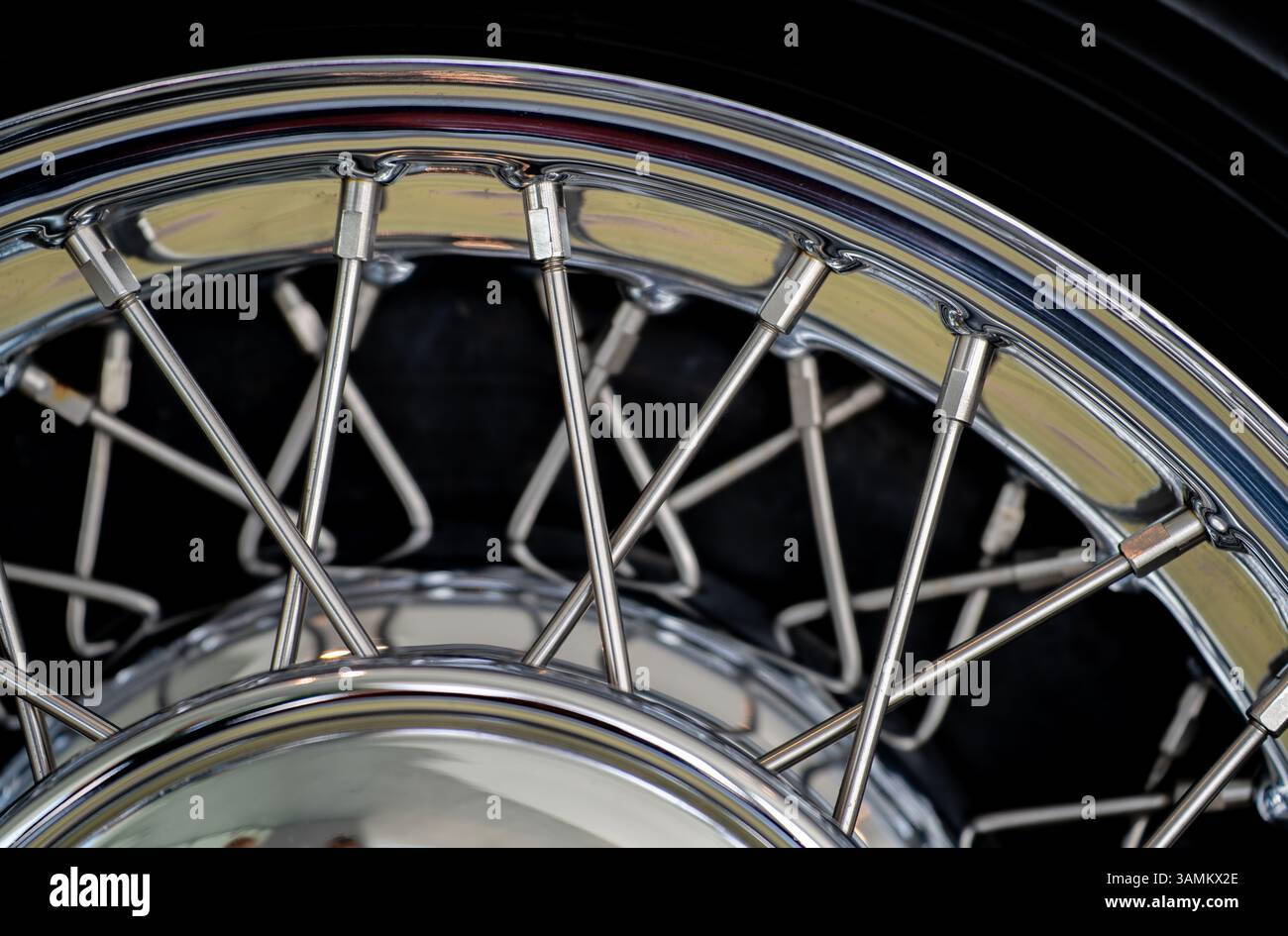 Detaillierte Nahaufnahme eines Drahtrads eines klassischen Autos mit kompliziertem Design und handwerklichem Können Stockfoto