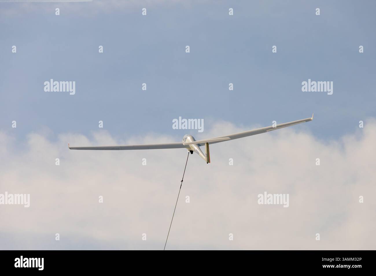 Grob 102 Astir CS Segelflugzeug, R57, G-DDRW, der RAFGSA Winde startet in den Himmel. Stockfoto