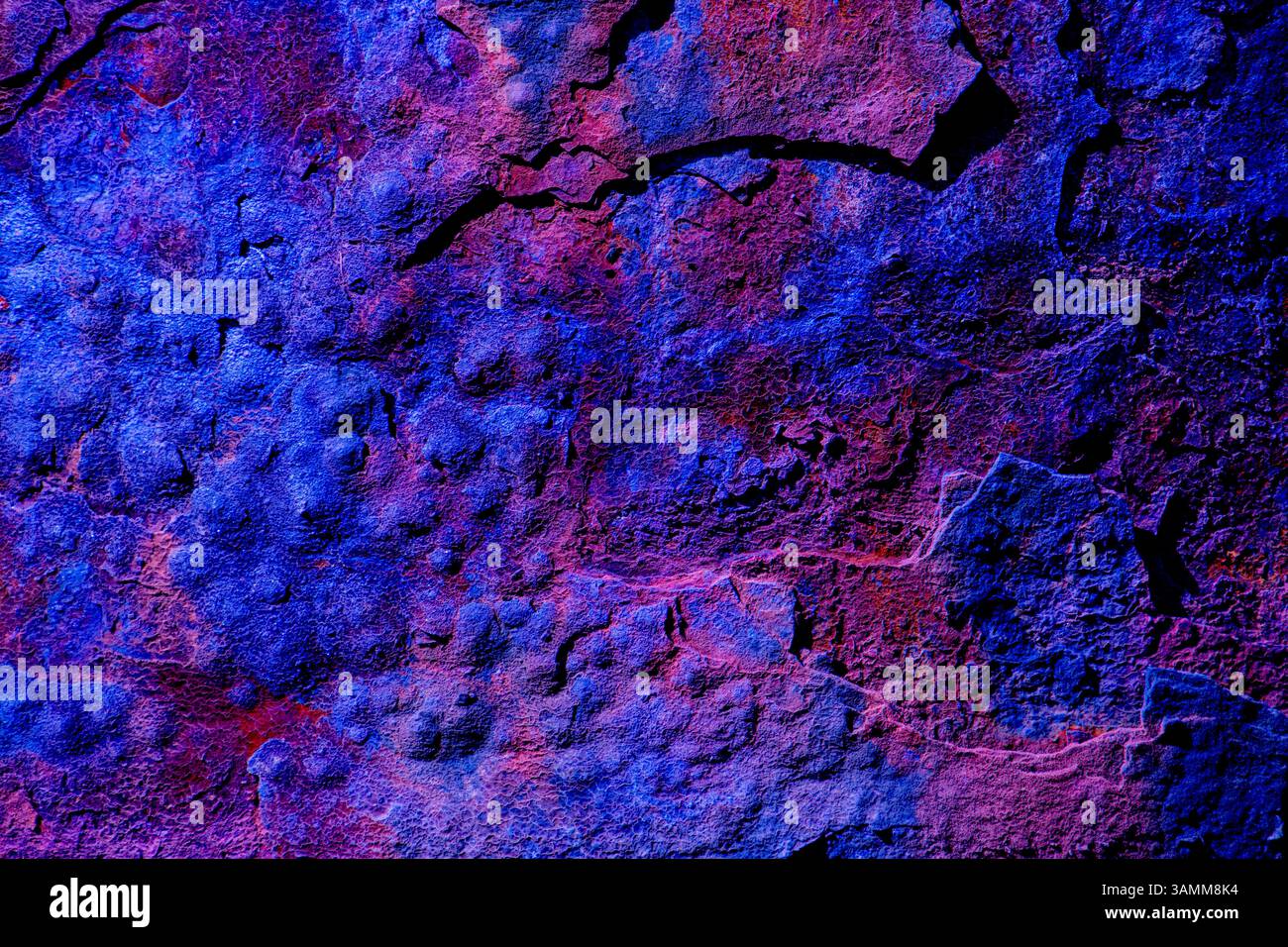 Farbenfrohe abstrakte Textur mit leuchtenden Blau- und Violetttönen für einen ausdrucksstarken künstlerischen Stil. Stockfoto