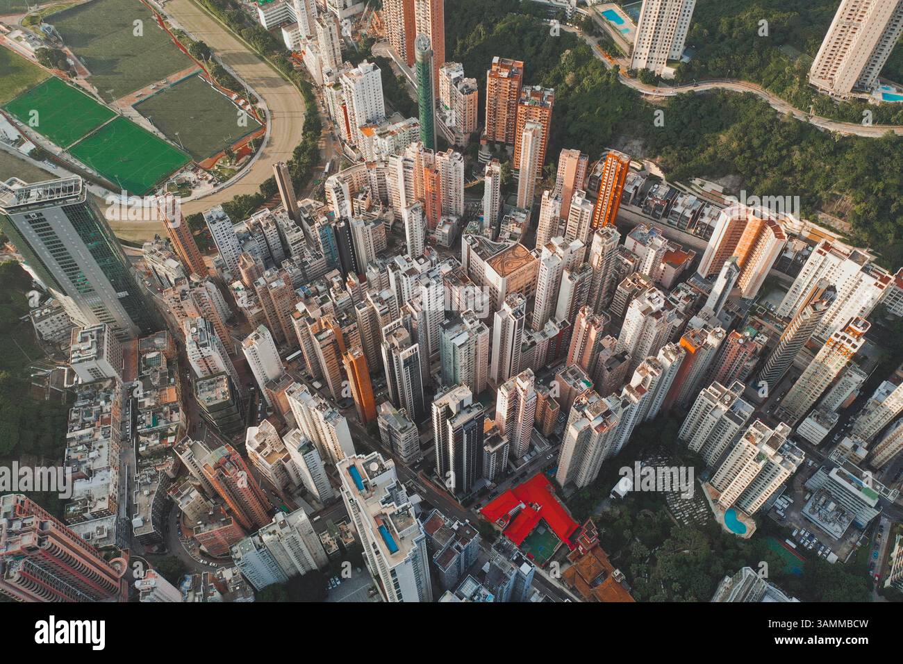 Blick aus der Vogelperspektive auf die Skyline von Hongkong mit den hoch aufragenden Apartments, Hongkong. Stockfoto