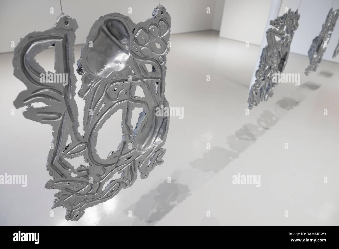 Elizabeth Xi Bauer Gallery, Exmouth Market, London, Großbritannien. April 2025. Days Nights ist eine gemeinsame Ausstellung von Werken von Abraham Kritzman (* 1983) und Philippe Van Snick (1946–2019), die bis zum 8. Juni stattfindet. Bild: Abraham Kritzman, Seiten der Liebe 1-10, 2025. Skulpturen aus Aluminiumguss, Deckenaufhängung. Quelle: Malcolm Park/Alamy Live News Stockfoto