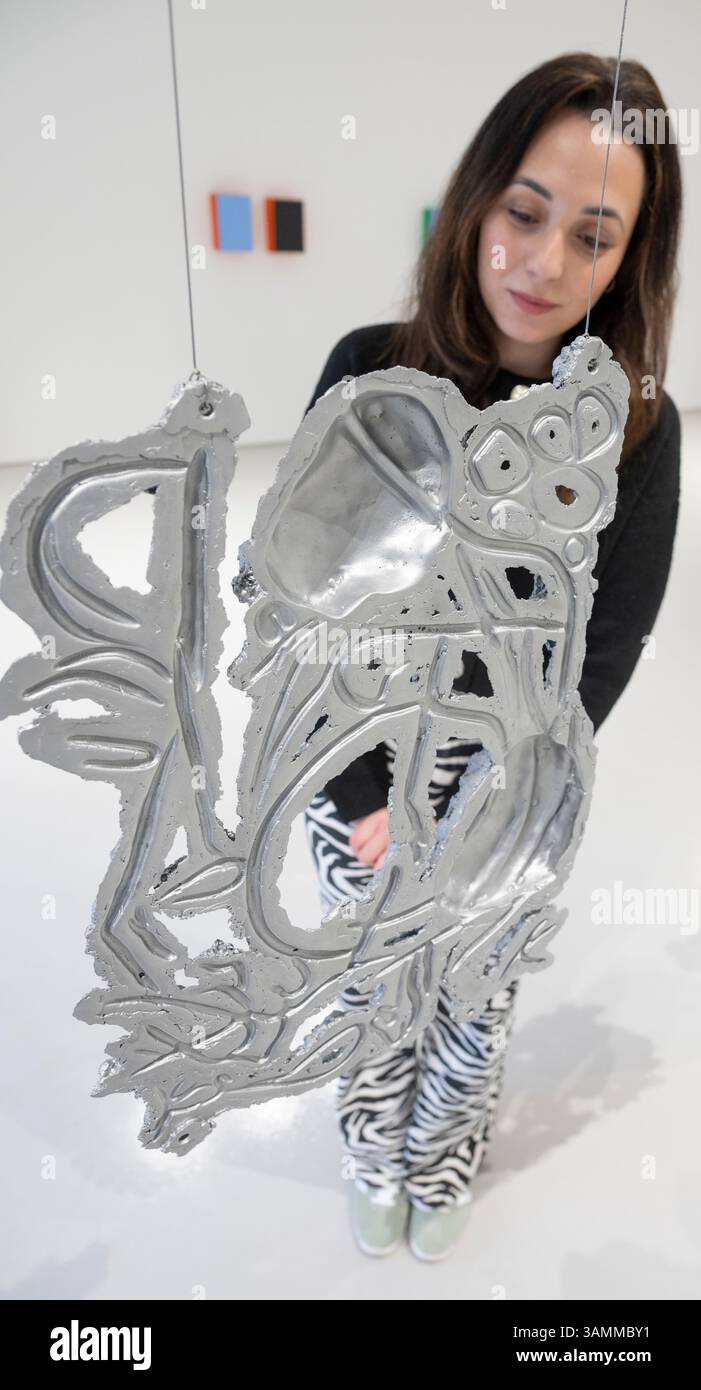 Elizabeth Xi Bauer Gallery, Exmouth Market, London, Großbritannien. April 2025. Days Nights ist eine gemeinsame Ausstellung von Werken von Abraham Kritzman (* 1983) und Philippe Van Snick (1946–2019), die bis zum 8. Juni stattfindet. Bild: Abraham Kritzman, Seiten der Liebe 1-10, 2025. Skulpturen aus Aluminiumguss, Deckenaufhängung. Quelle: Malcolm Park/Alamy Live News Stockfoto