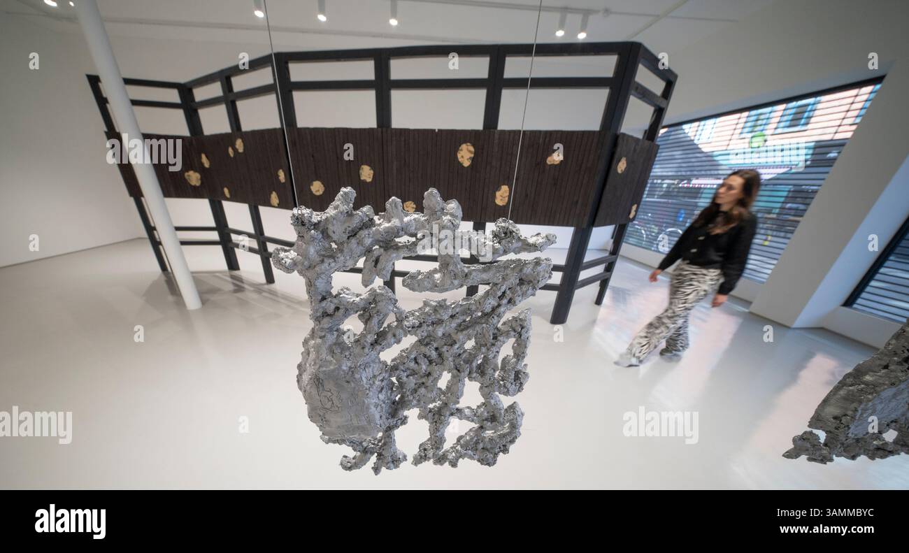 Elizabeth Xi Bauer Gallery, Exmouth Market, London, Großbritannien. April 2025. Days Nights ist eine gemeinsame Ausstellung von Werken von Abraham Kritzman (* 1983) und Philippe Van Snick (1946–2019), die bis zum 8. Juni stattfindet. Bild: Abraham Kritzman, Seiten der Liebe 1-10, 2025. Skulpturen aus Aluminiumguss, Deckenaufhängung. Quelle: Malcolm Park/Alamy Live News Stockfoto