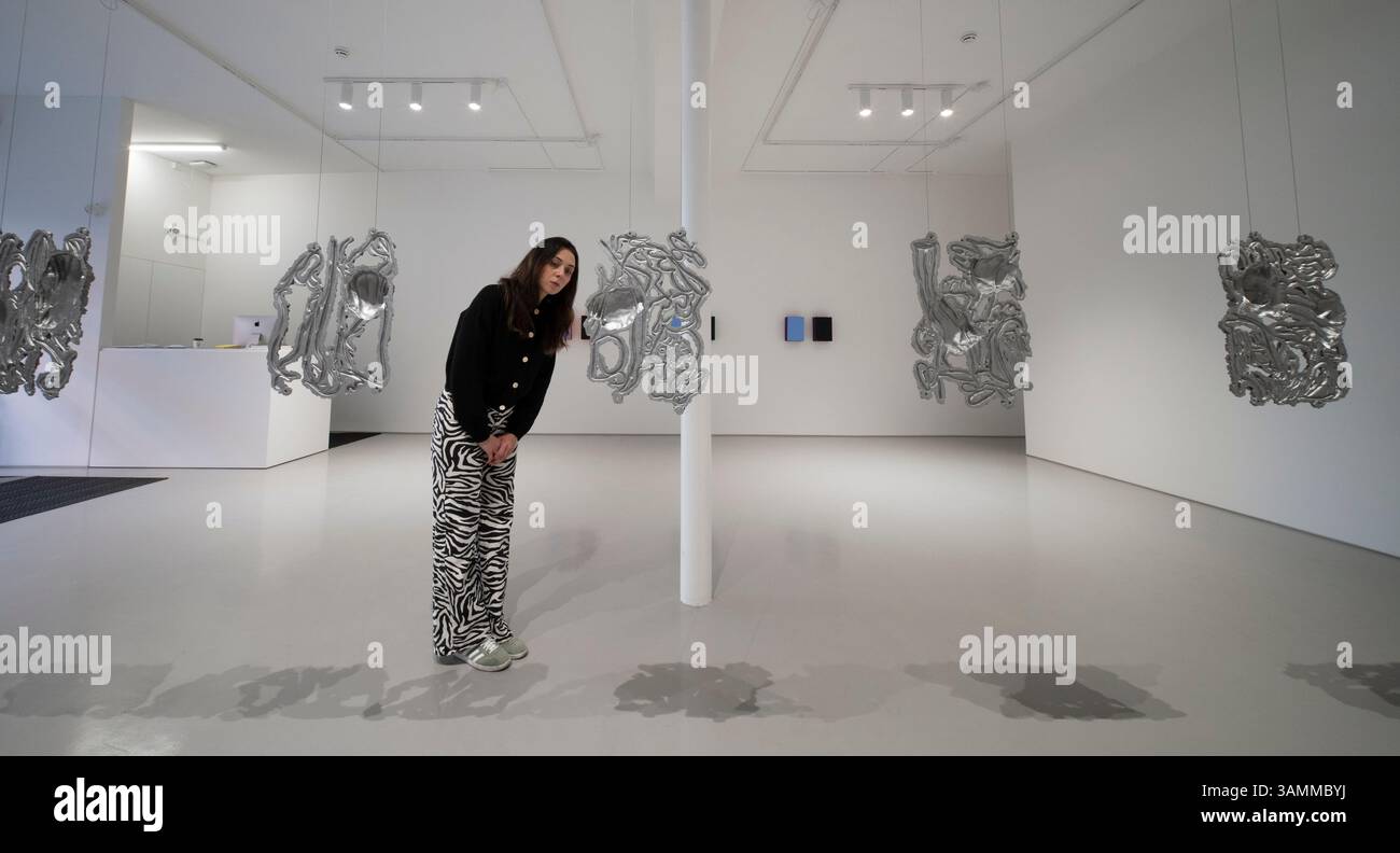 Elizabeth Xi Bauer Gallery, Exmouth Market, London, Großbritannien. April 2025. Days Nights ist eine gemeinsame Ausstellung von Werken von Abraham Kritzman (* 1983) und Philippe Van Snick (1946–2019), die bis zum 8. Juni stattfindet. Bild: Abraham Kritzman, Seiten der Liebe 1-10, 2025. Skulpturen aus Aluminiumguss, Deckenaufhängung. Quelle: Malcolm Park/Alamy Live News Stockfoto