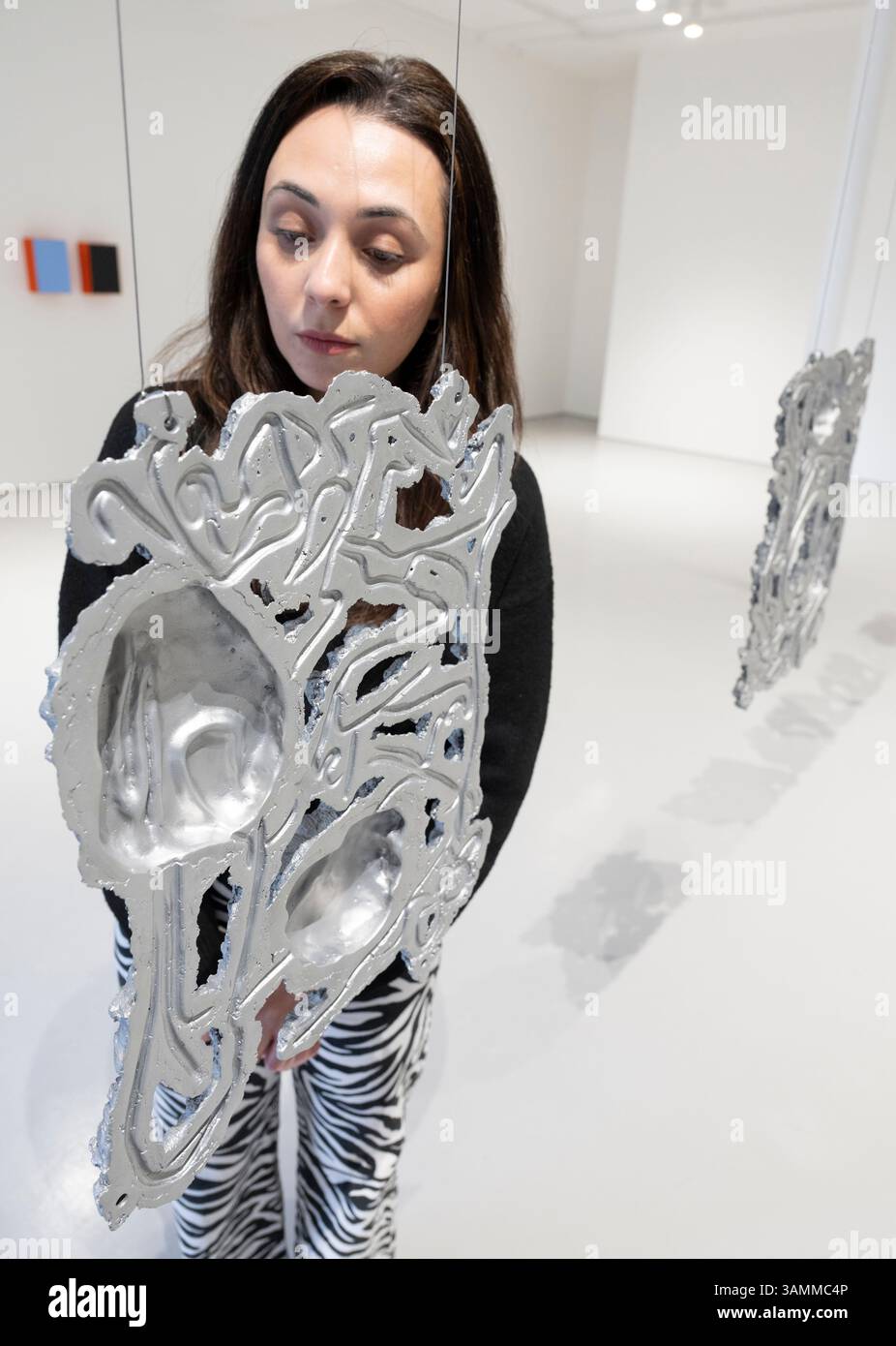 Elizabeth Xi Bauer Gallery, Exmouth Market, London, Großbritannien. April 2025. Days Nights ist eine gemeinsame Ausstellung von Werken von Abraham Kritzman (* 1983) und Philippe Van Snick (1946–2019), die bis zum 8. Juni stattfindet. Bild: Abraham Kritzman, Seiten der Liebe 1-10, 2025. Skulpturen aus Aluminiumguss, Deckenaufhängung. Quelle: Malcolm Park/Alamy Live News Stockfoto