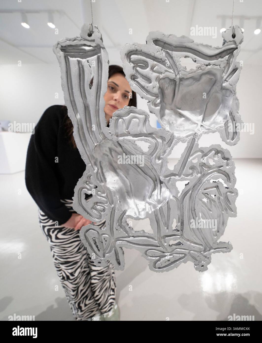Elizabeth Xi Bauer Gallery, Exmouth Market, London, Großbritannien. April 2025. Days Nights ist eine gemeinsame Ausstellung von Werken von Abraham Kritzman (* 1983) und Philippe Van Snick (1946–2019), die bis zum 8. Juni stattfindet. Bild: Abraham Kritzman, Seiten der Liebe 1-10, 2025. Skulpturen aus Aluminiumguss, Deckenaufhängung. Quelle: Malcolm Park/Alamy Live News Stockfoto