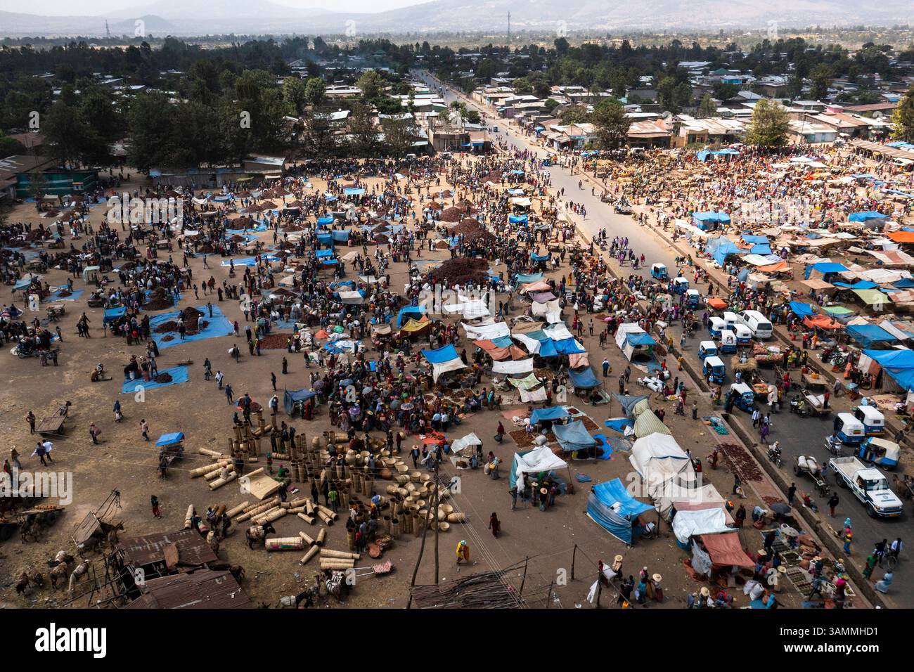 Aus der Vogelperspektive auf einen belebten traditionellen Markt mit farbenfrohen Verkaufsständen und Verkäufern, Halaba Kulito, Äthiopien. Stockfoto