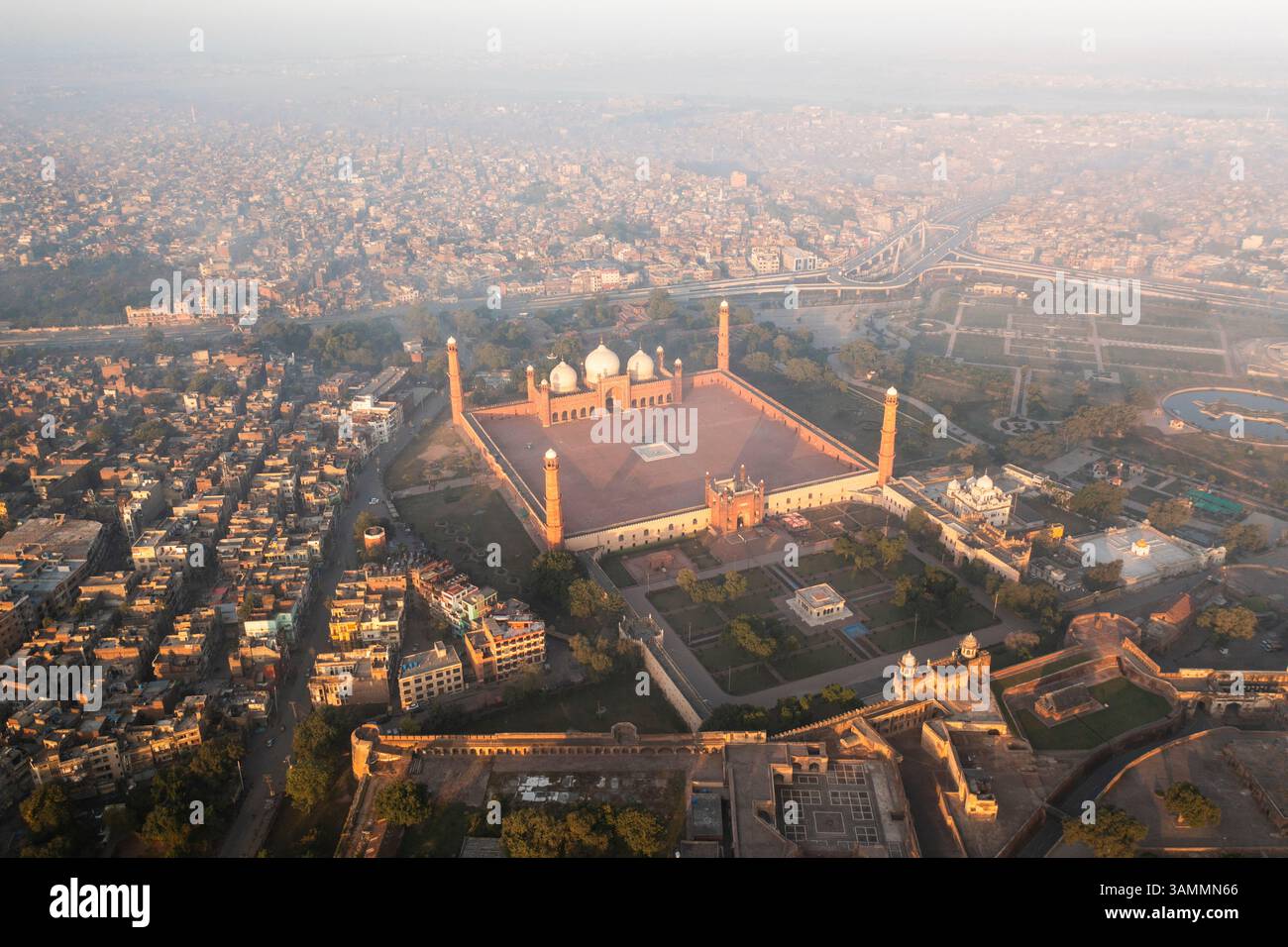 Aus der Vogelperspektive der historischen Badshahi-Moschee, umgeben von einer urbanen Stadtlandschaft, Lahore, Pakistan. Stockfoto