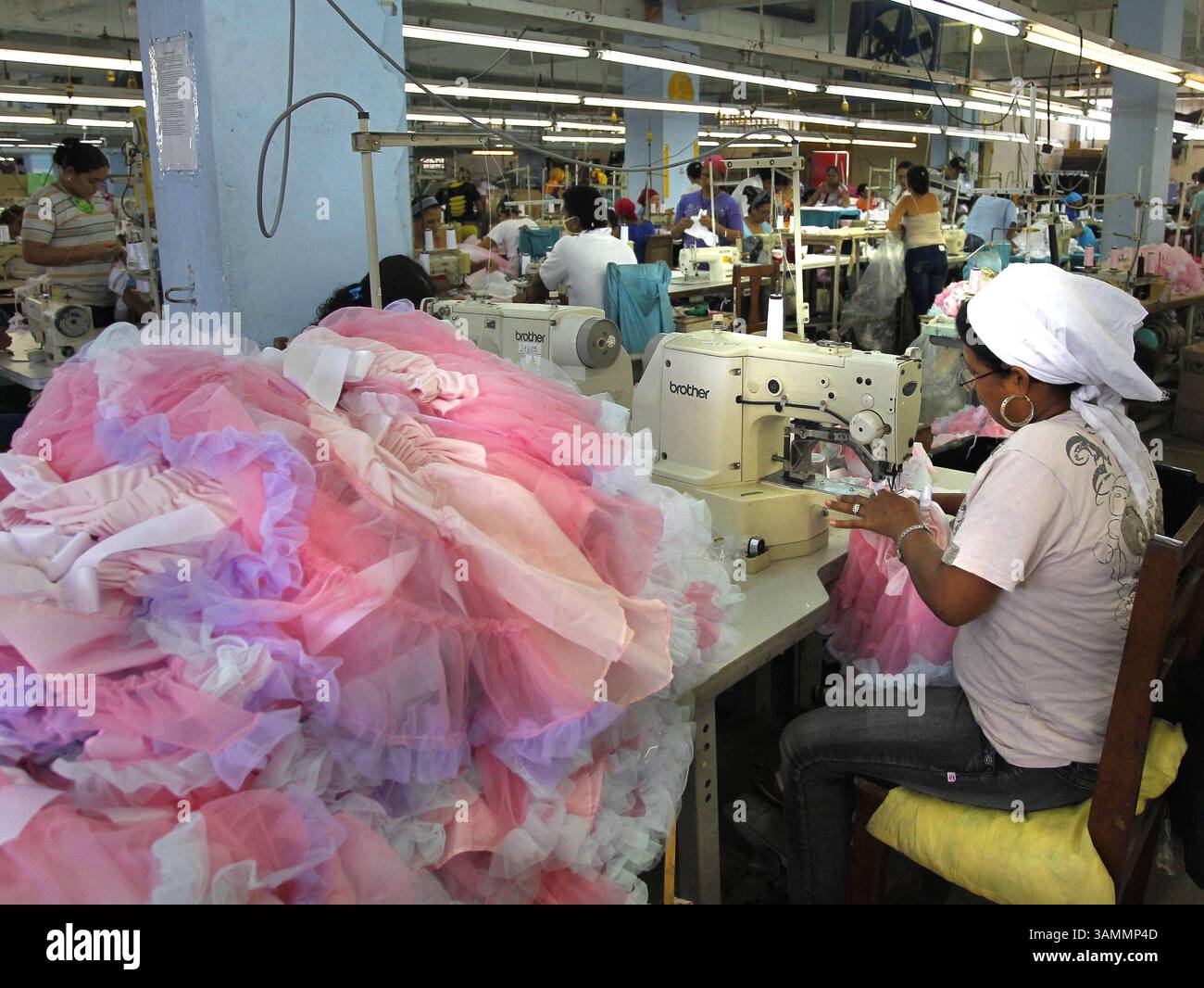 10. März 2011 - Barranquilla, AtlÃ NTICO, Kolumbien - BARRANQUILLA, MARZO 10 DE 2011 La empresa Dismoda que funciona en la Zona Franca de Barranquilla, elabora y exporta disfraces de los personajes de Series animadas a Disney, en Estados Unidos, donde Son comercializados. Dismoda es una de las pocas empresas que subsisten ante la crisis que enfrenta el sector de las confecciones en la ciudad y que ha llevado a la quiebra a cerca de 20 fÃÂbricas en los ÃÂºltimos 5 aÃÂ±os. FOTOS GUILLERMO GONZÃÂ LEZ/ADN CrÃÂ: CEET FotÃÂ³grafo: GUILLERMO GONZÃÂ LEZ (Kreditbild: © El Tiempo/GDA/ZU Stockfoto