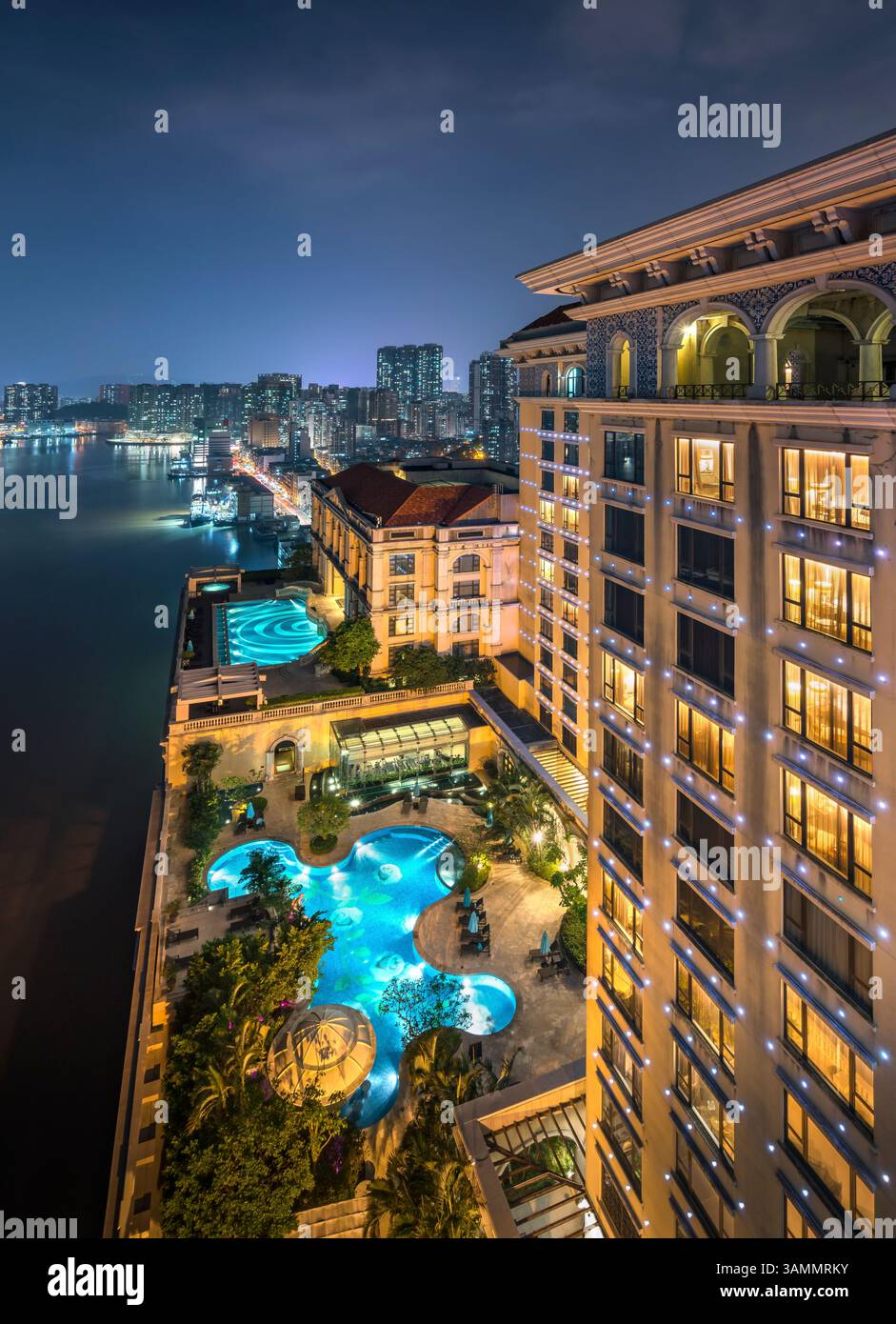 Blick aus der Vogelperspektive auf die Skyline von Macau bei Nacht entlang des Pearl River Delta, China. Stockfoto