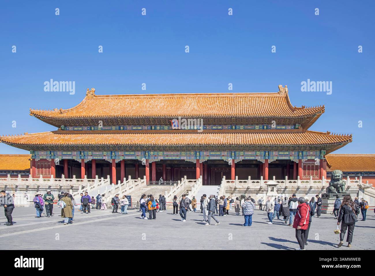 Touristen mischen sich vor einem der vielen verzierten Gebäude in der verbotenen Stadt peking china Stockfoto