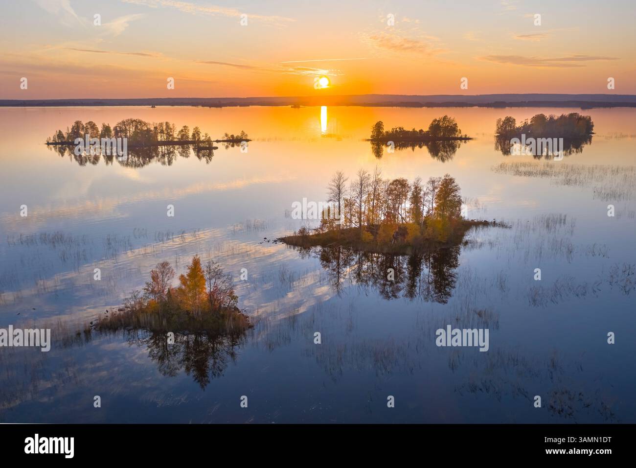 Aus der Vogelperspektive der Kizhi-Inseln entlang der Nordpazifik-Küste, Republik Karelien, Medwezhyegorski-Bezirk, Russland. Stockfoto