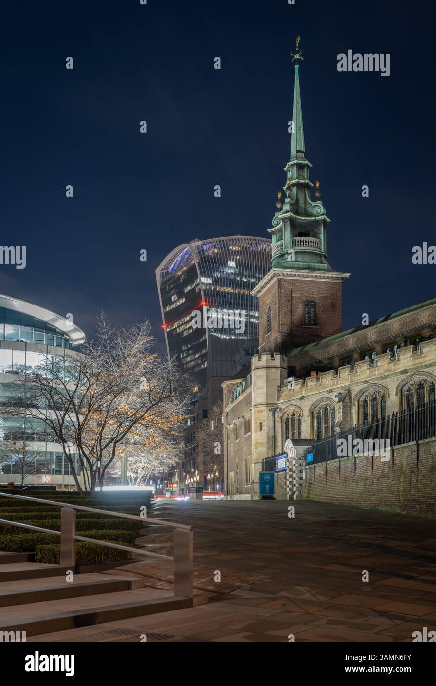 All Hallows by the Tower mit modernem London im Hintergrund Stockfoto