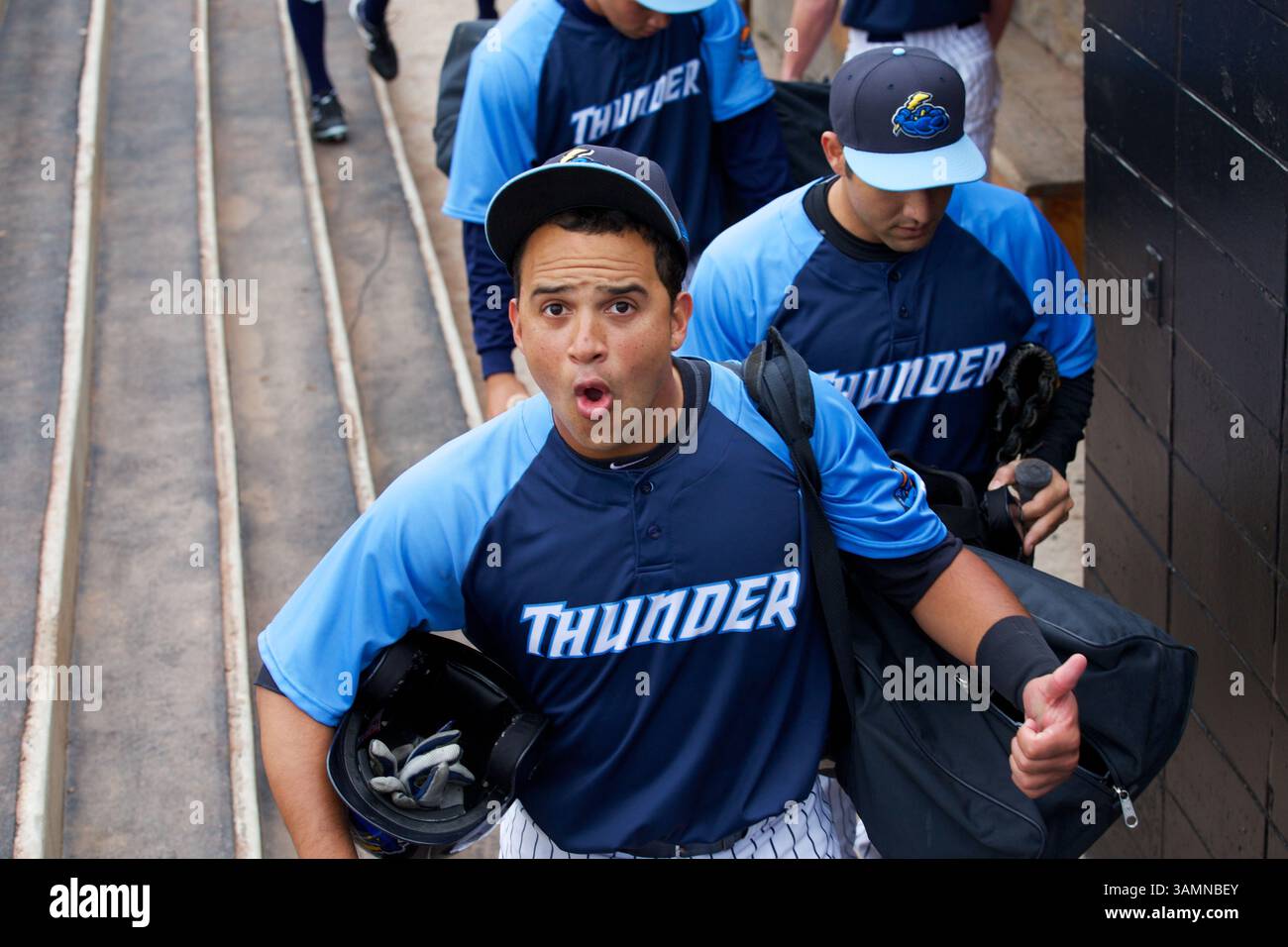 April 2014: Trenton, New Jersey, USA S - FRANCISCO ARCIA, ein Fänger für den Trenton Thunder, und seine Teamkollegen, die hier im Arm & Hammer Park zu sehen sind, begrüßen die Medien und signieren Autogramme für Fans im Thunder's Welcome North Open House, nachdem sie vom Frühjahrstraining in Florida zurückgekehrt sind. Der Eröffnungstag für den Trenton Thunder, das Doppel-A-Baseballteam der Yankees, ist der 3. April. (Kreditbild: © Staton Rabin/ZUMAPRESS.com) Stockfoto