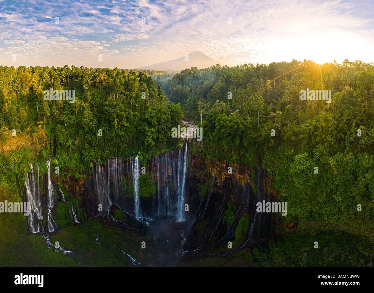 Panoramablick auf den Tumpak Sewu Wasserfall an sonnigem Tag, Indonesien Stockfoto