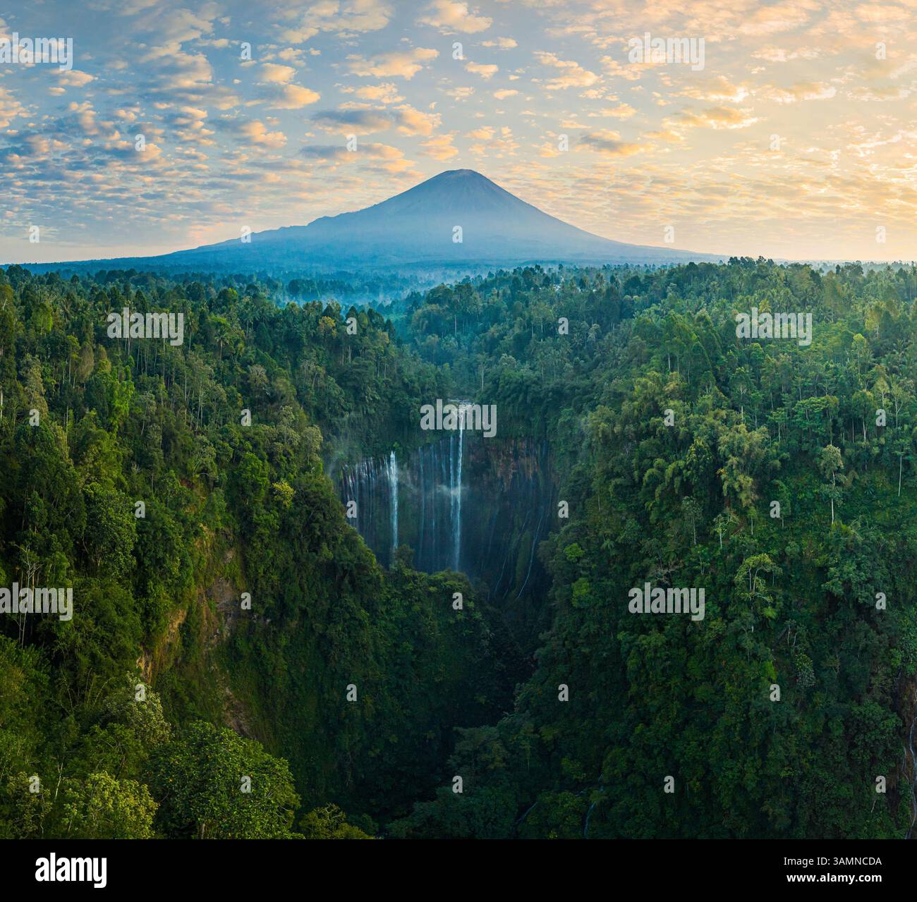 Luftaufnahme des Tumpak Sewu Wasserfalls und eines Vulkans, Indonesien Stockfoto