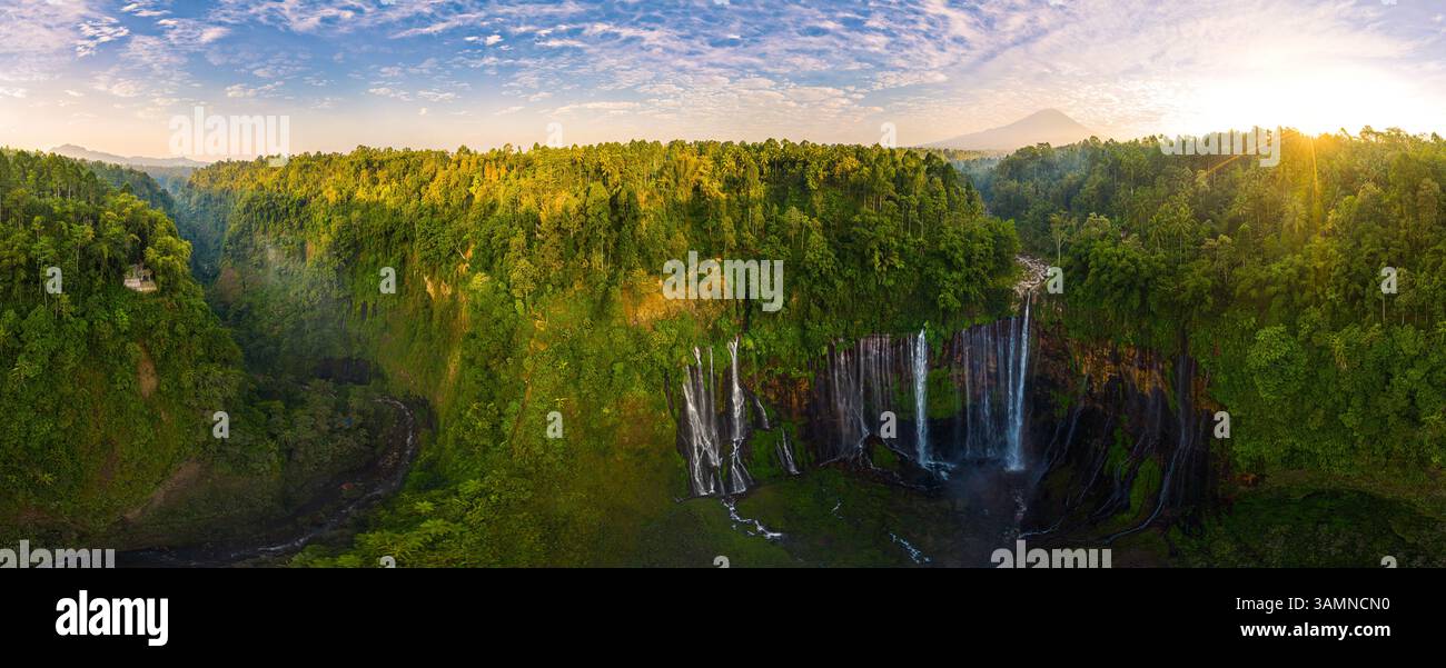 Panoramablick auf den Tumpak Sewu Wasserfall an sonnigem Tag, Indonesien Stockfoto