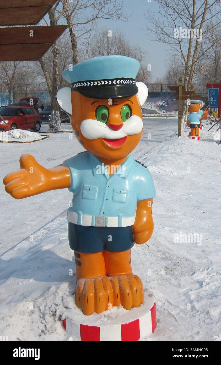 16. Februar 2014 - Harbin, CHN - lächelnde Tigerstatuen säumen den Parkplatz im Harbin Sibirischen Tiger Park in der nordchinesischen Stadt Harbin, 16. Februar 2014. Obwohl sich dieser Park auf dem lokalen Tourismuskreis befindet, sagen die Vertreter der Wildtiere, dass er den größten Teil seines Einkommens aus dem illegalen Handel mit tierischen Teilen von in Gefangenschaft gezogenen Tigern erwirtschaftet. (Kreditbild: © Stuart Leavenworth/MCT/ZUMAPRESS.com) Stockfoto