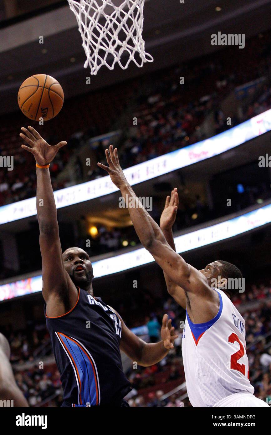2. April 2014: Charlotte Bobcats Center Al Jefferson (25) schießt die Bälle, wobei der Philadelphia 76ers Stürmer Thaddeus Young (21) während des NBA-Spiels zwischen den Charlotte Bobcats und den Philadelphia 76ers im Wells Fargo Center in Philadelphia, Pennsylvania, verteidigt. Die Bobcats gewannen 123:93. Christopher Szagola/Cal Sport Media(Bild: © Chris Szagola/Cal Sport Media/ZUMAPRESS.com) Stockfoto
